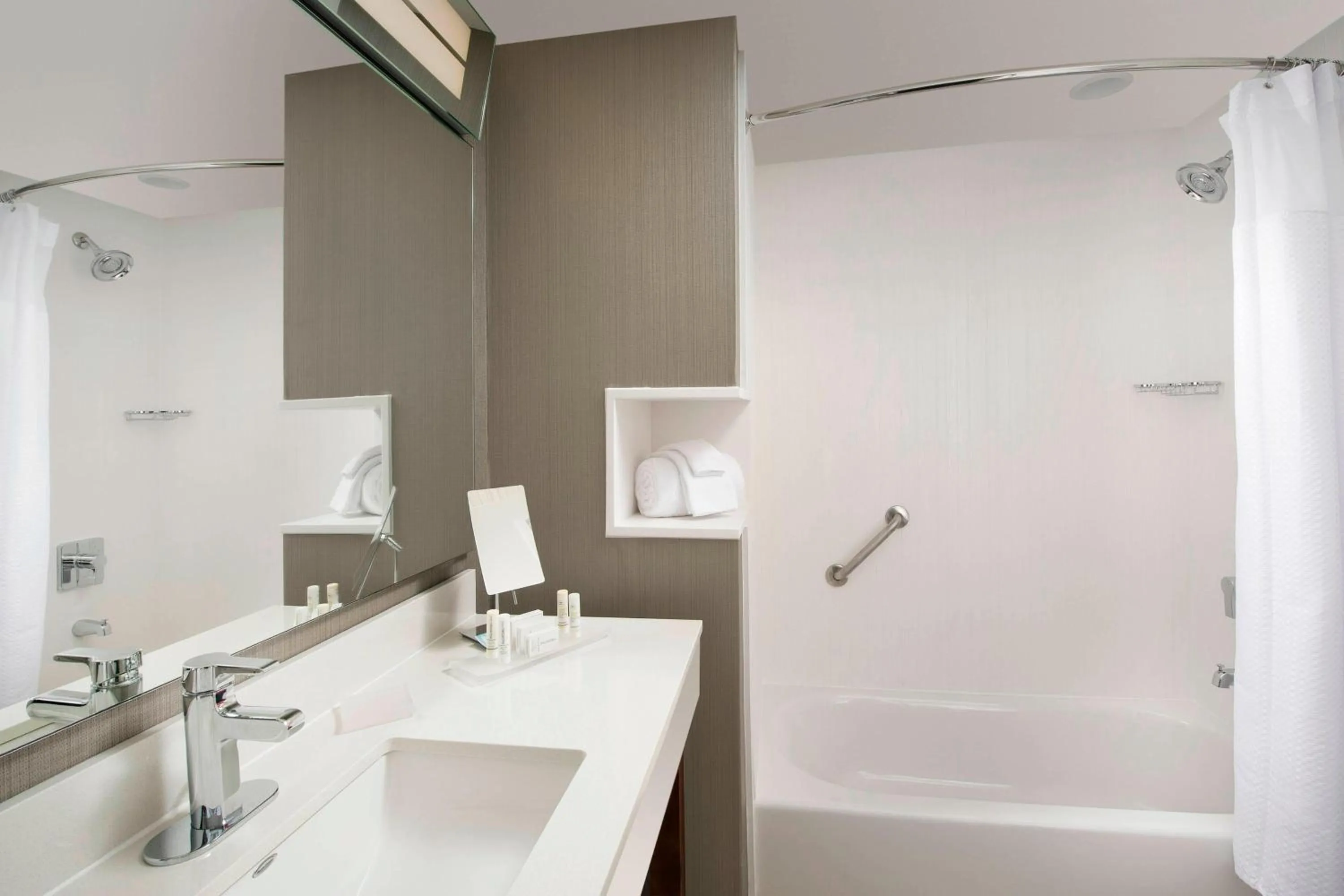 Bathroom in Courtyard by Marriott Nashville SE/Murfreesboro