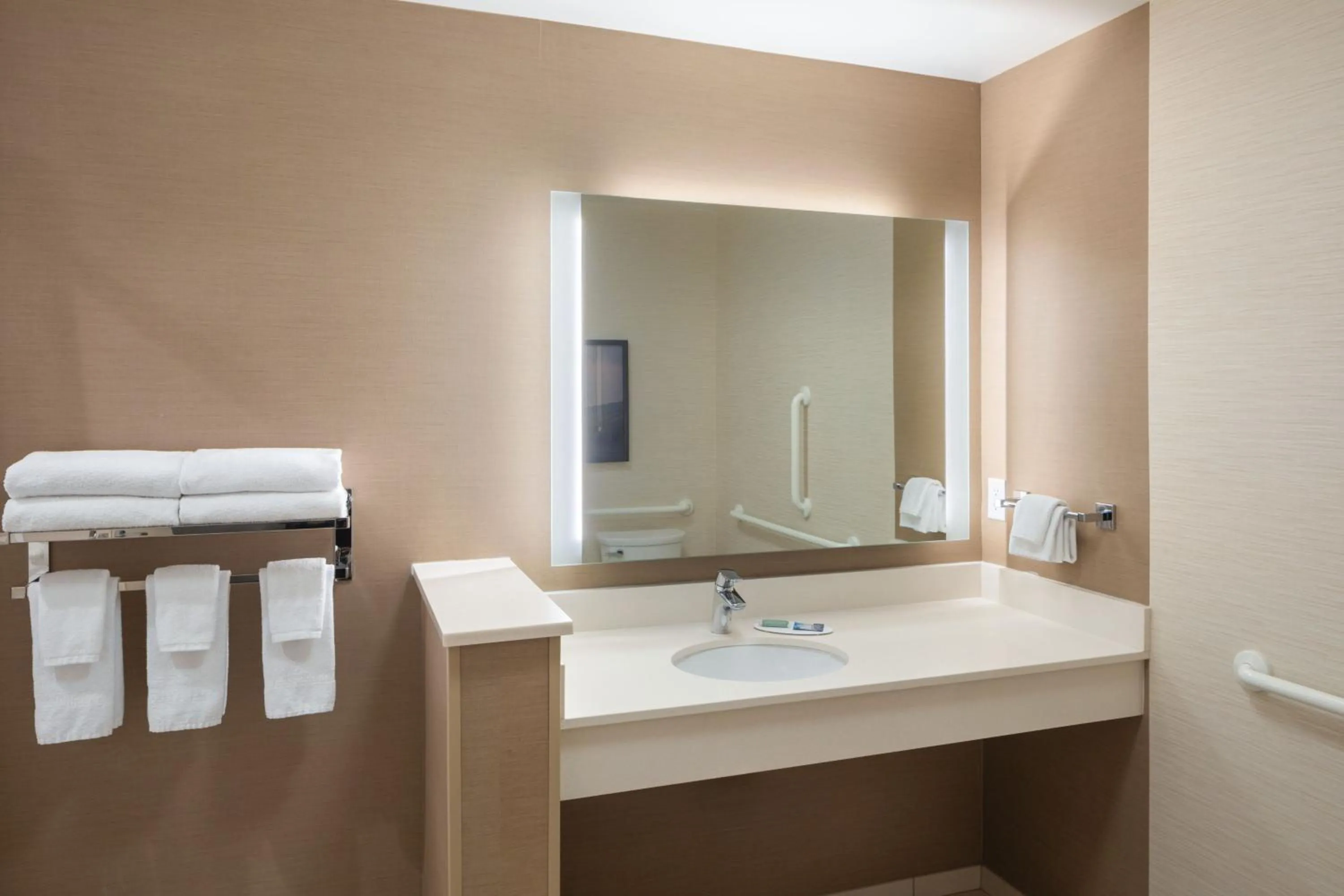 Bathroom in Fairfield Inn & Suites by Marriott Chillicothe