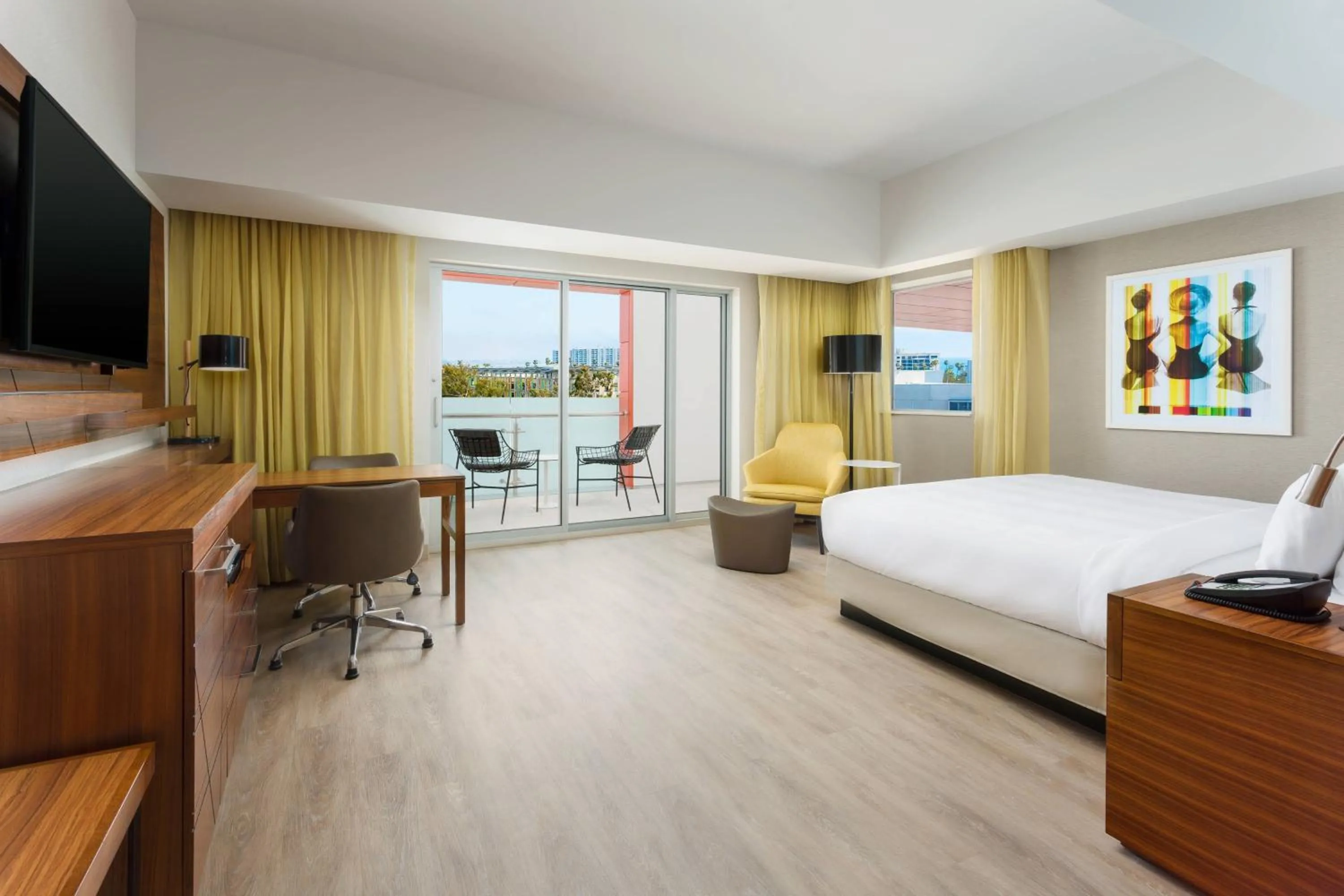 Bedroom, Bed in Courtyard by Marriott Santa Monica
