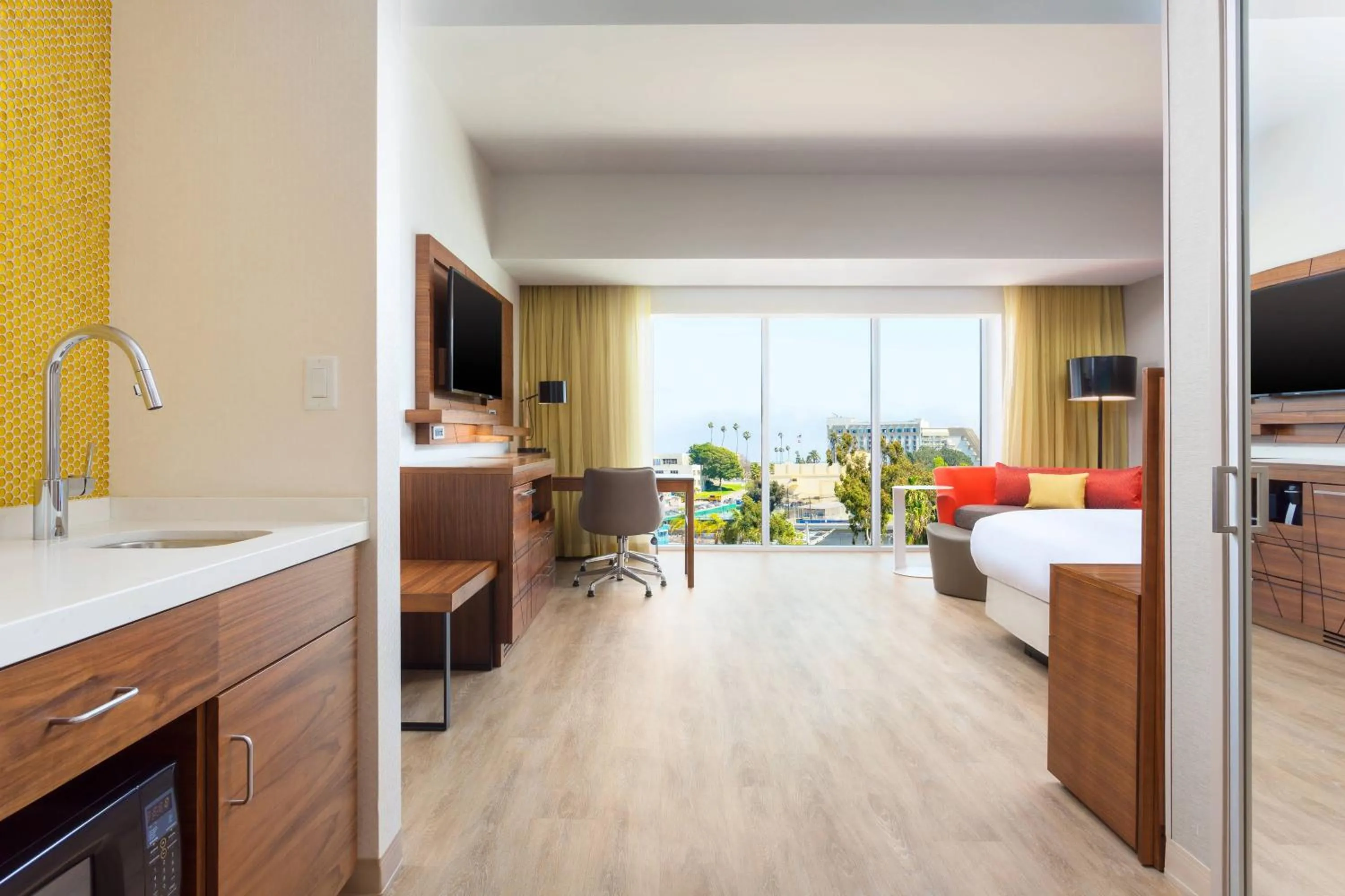 Bedroom, Bed in Courtyard by Marriott Santa Monica
