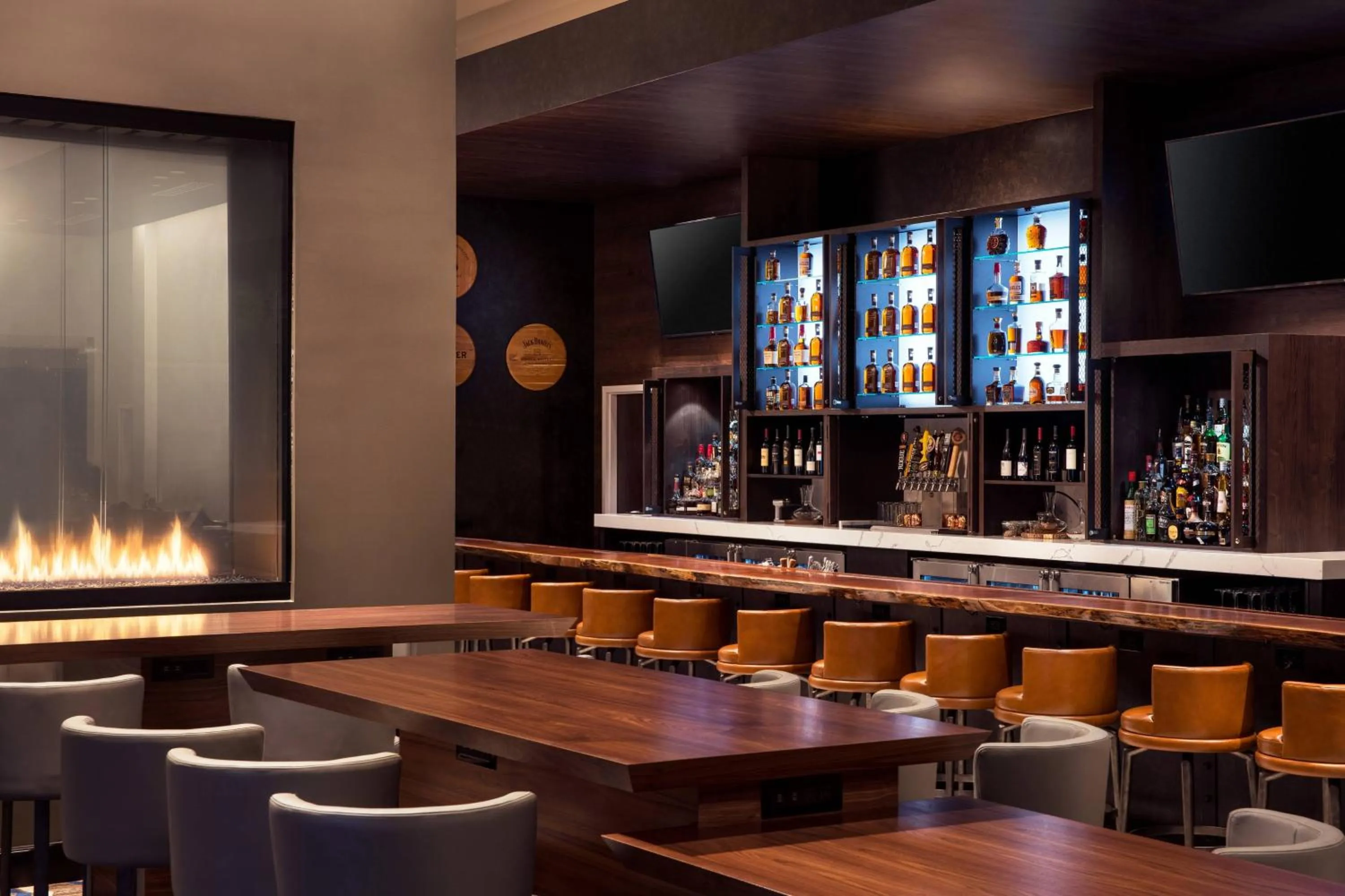 Lounge or bar in Morgantown Marriott at Waterfront Place