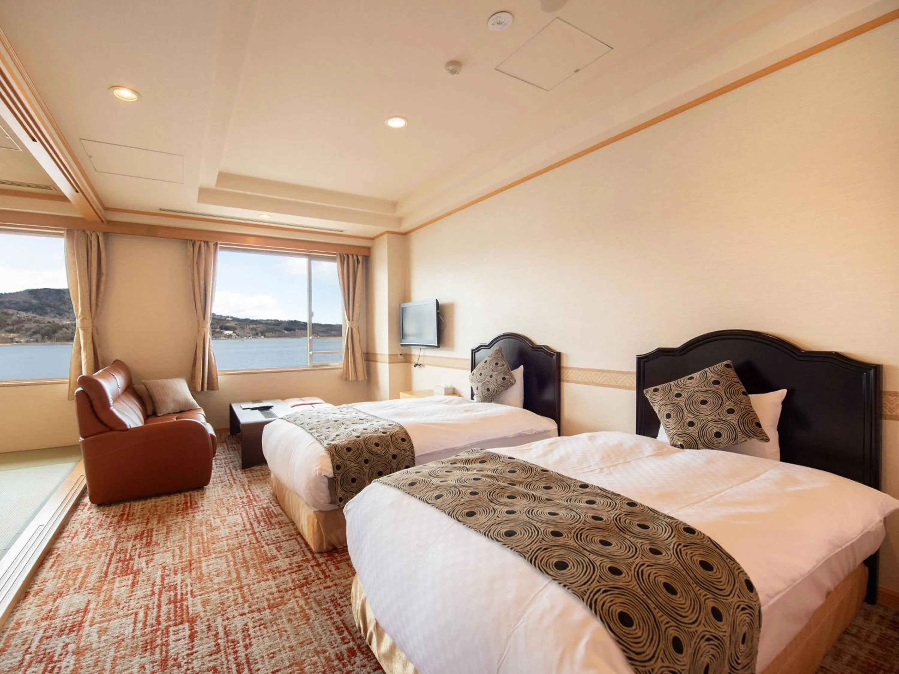 Photo of the whole room, Bed in Fuji Matsuzono Hotel