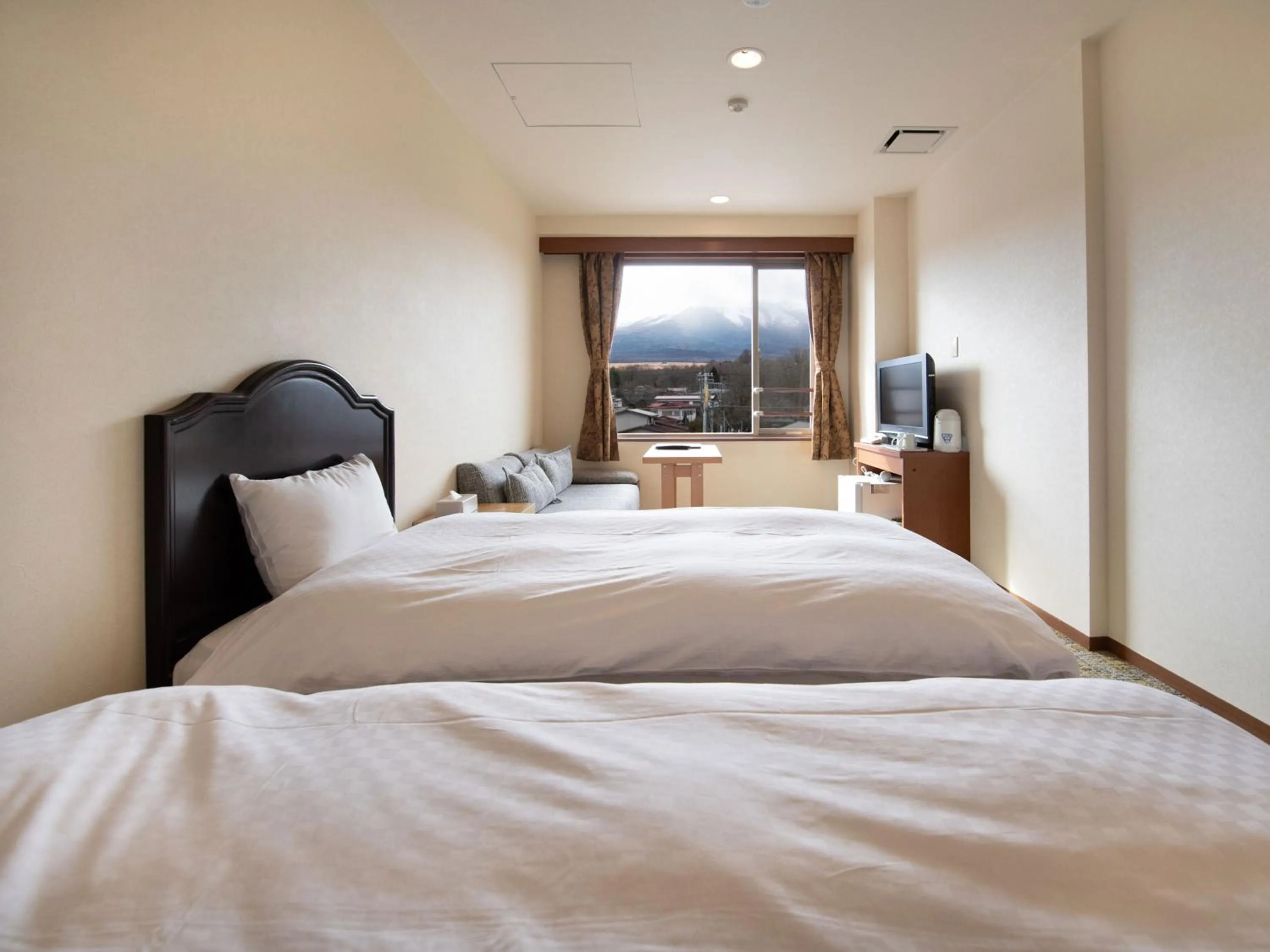 Photo of the whole room, Bed in Fuji Matsuzono Hotel