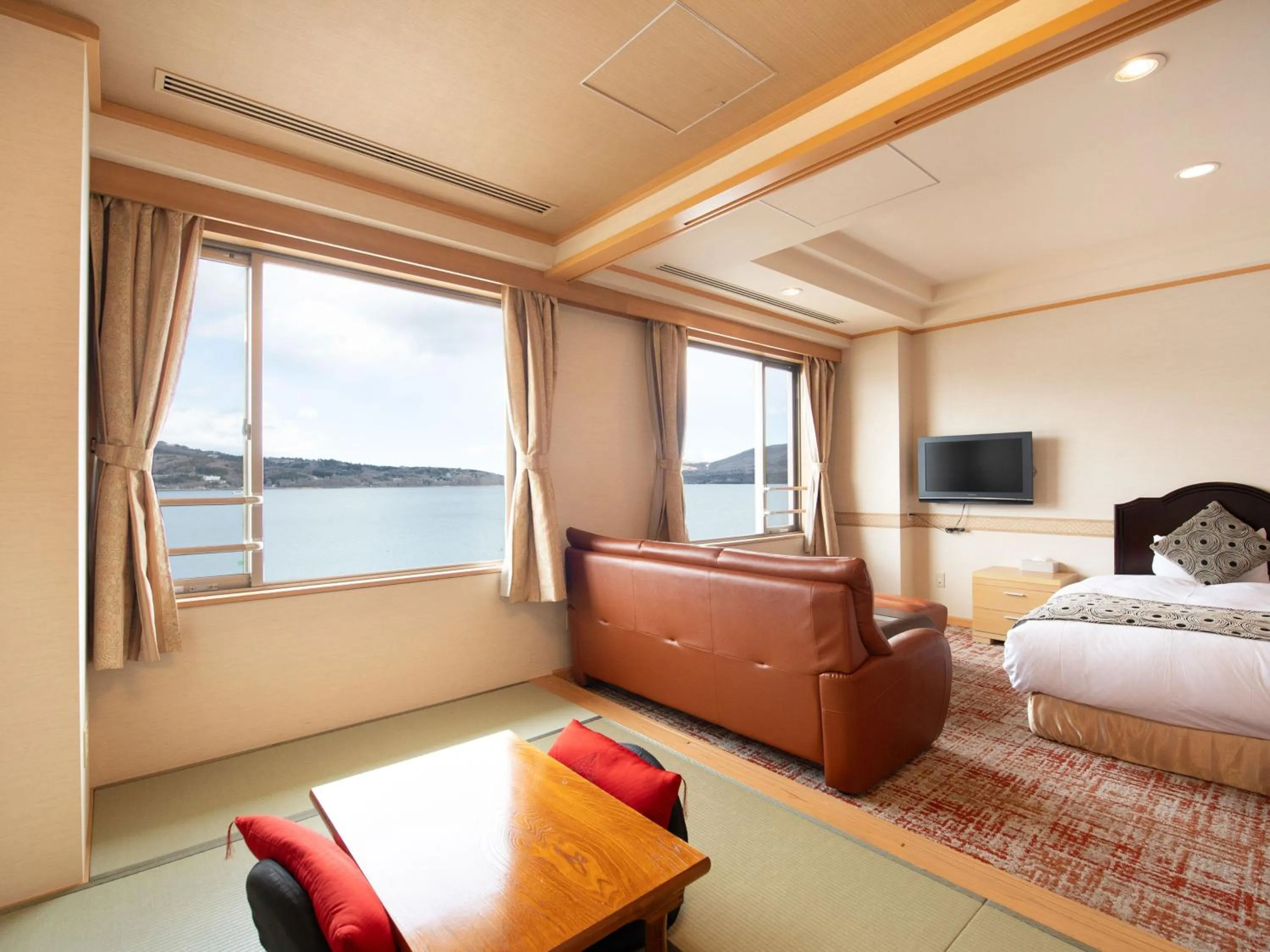 Photo of the whole room, Bed in Fuji Matsuzono Hotel