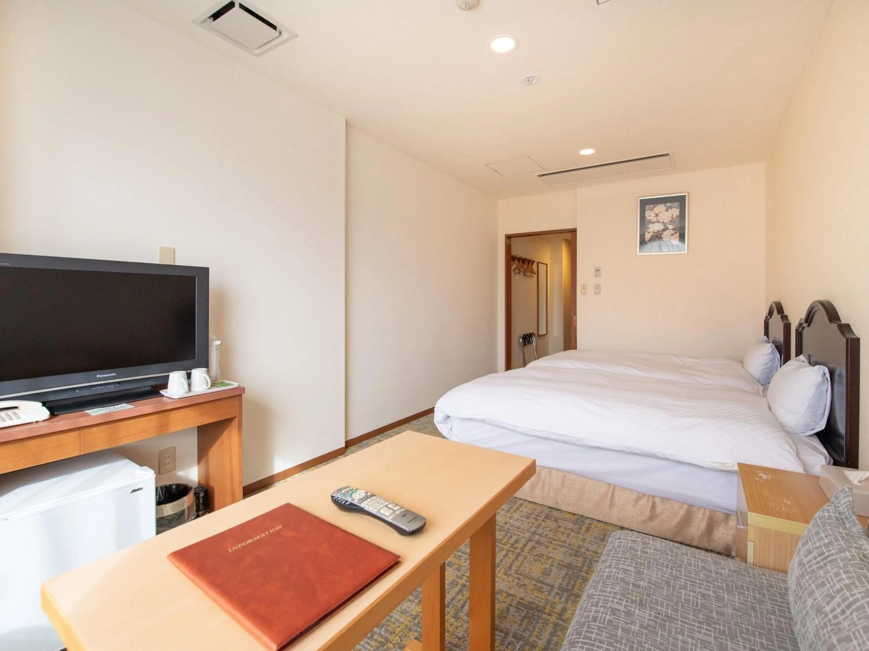 Photo of the whole room, Bed in Fuji Matsuzono Hotel