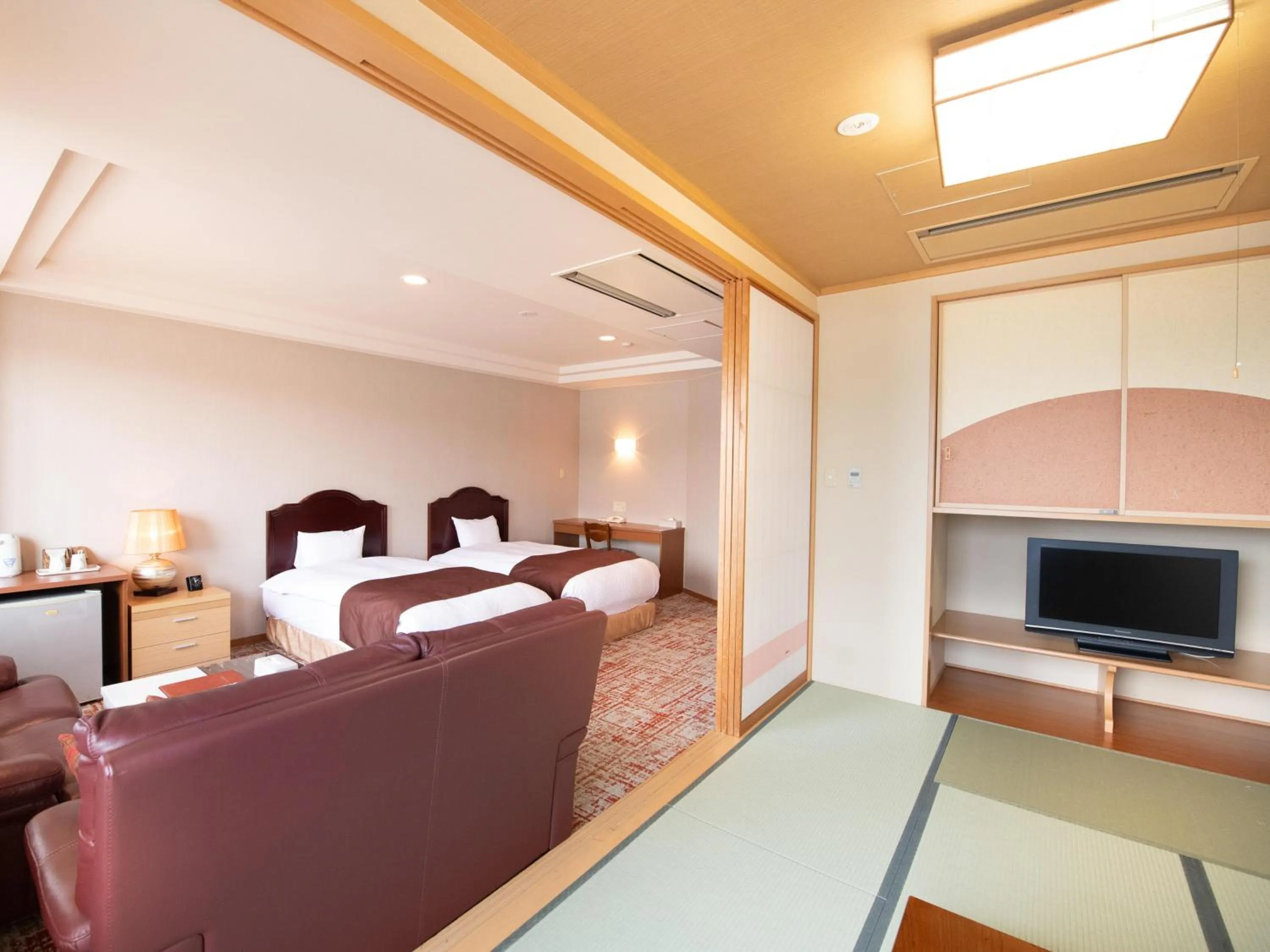 Photo of the whole room, Bed in Fuji Matsuzono Hotel