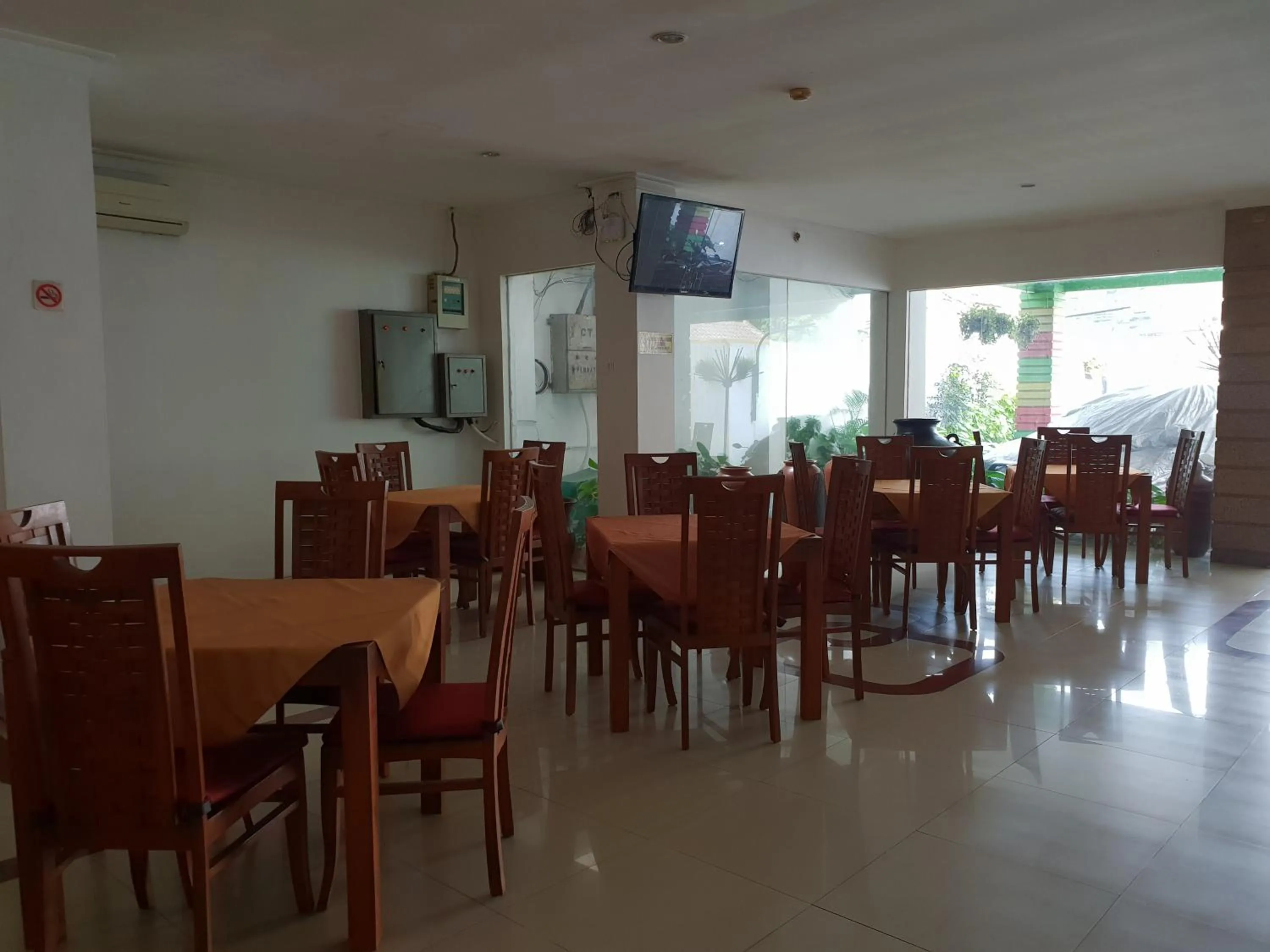 Restaurant/places to eat in Hotel Caravan Tanah Abang