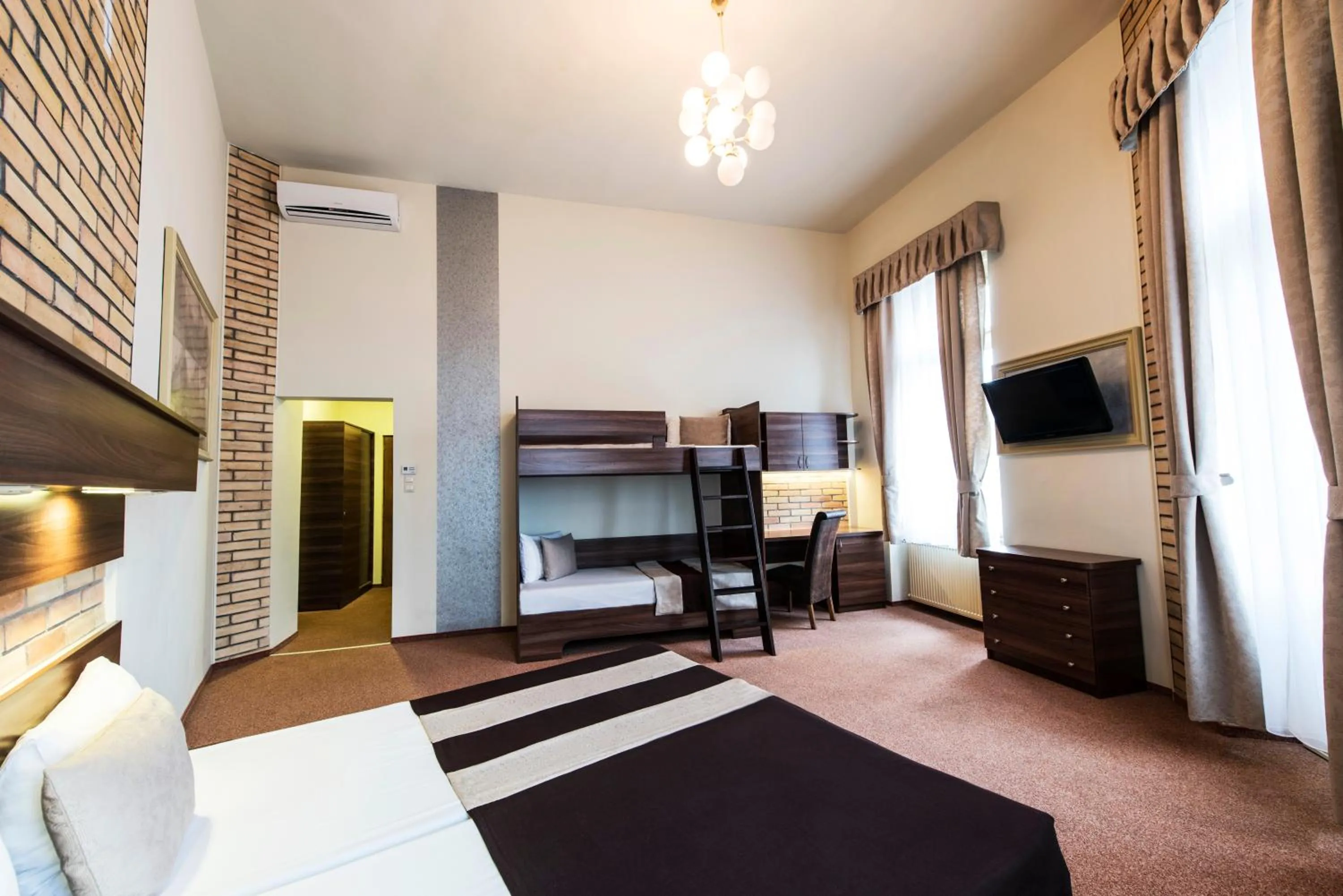 Bedroom, Bed in SOUS44