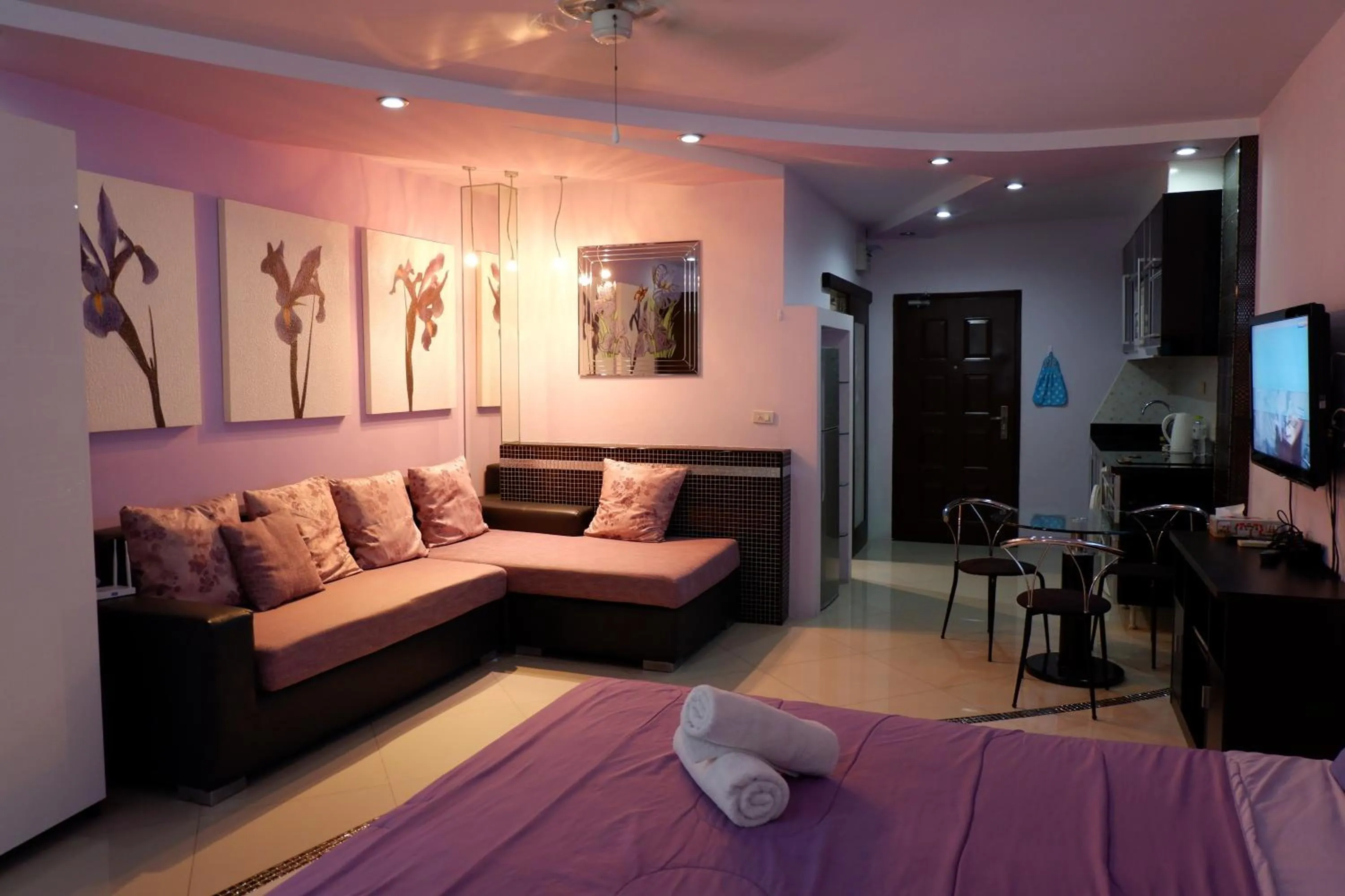 Communal lounge/ TV room, Bed in Viewtalay Beachfront by ND