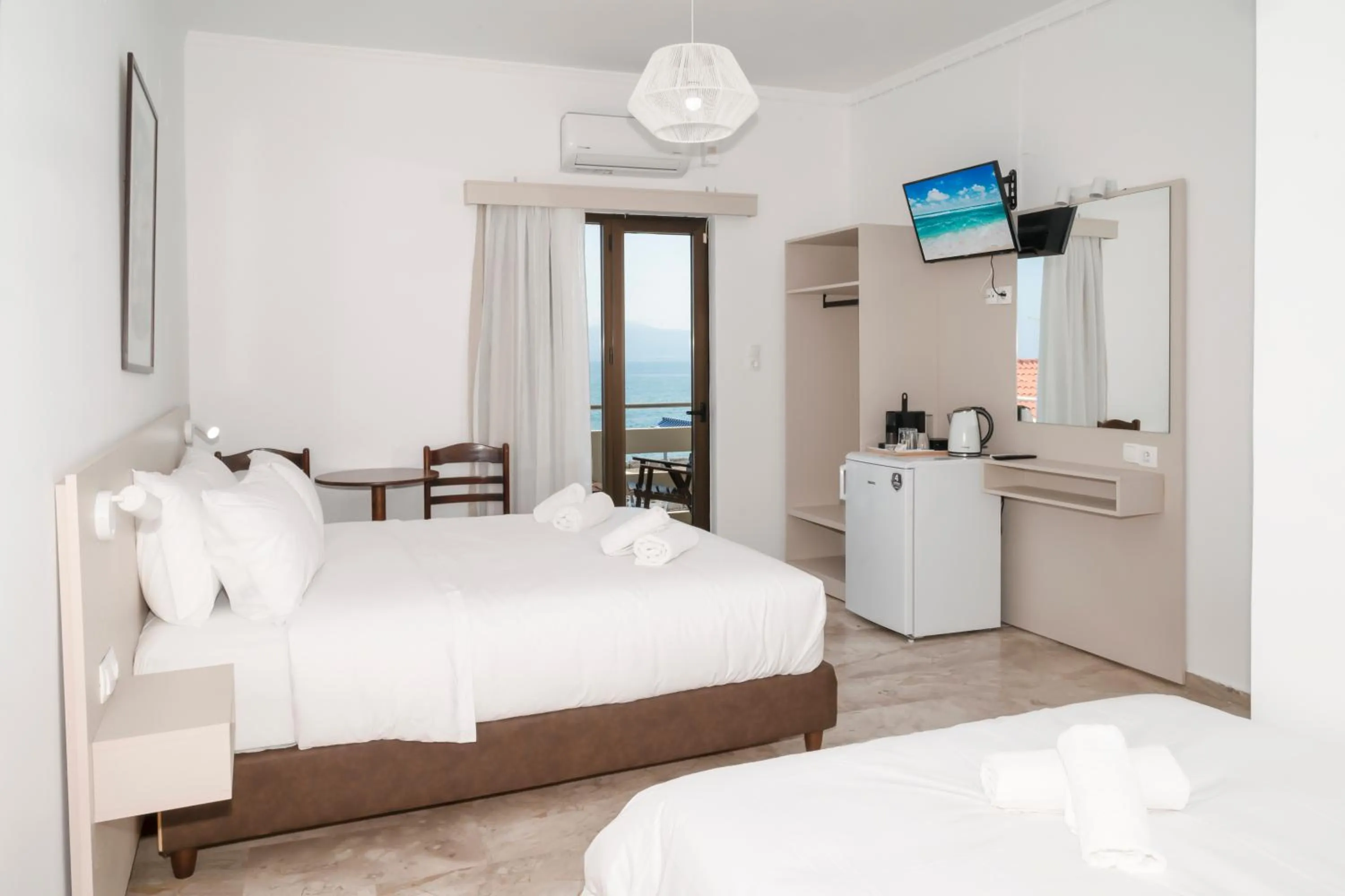 Photo of the whole room, Bed in Argo Rooms-Papadakis