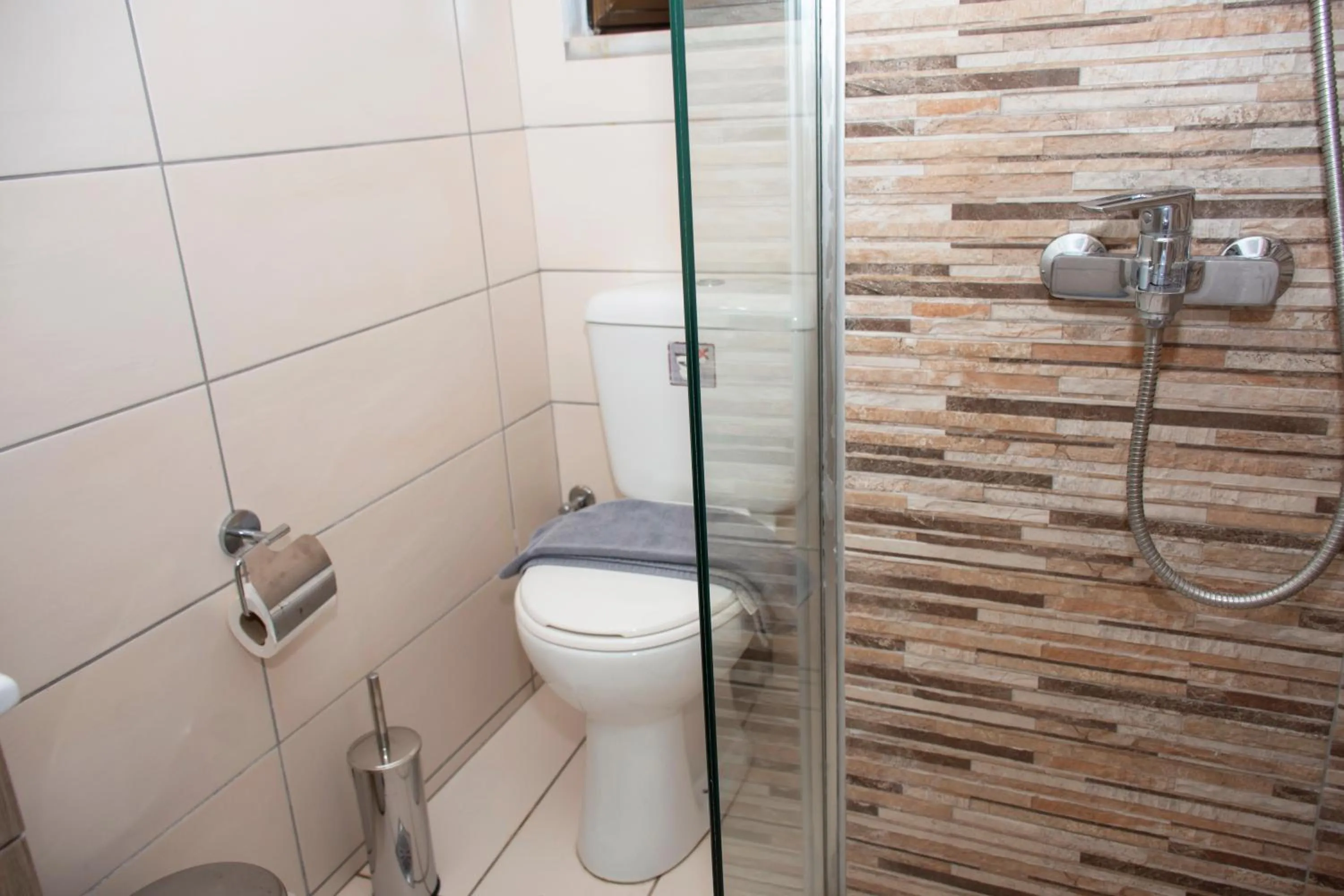 Toilet in Argo Rooms-Papadakis