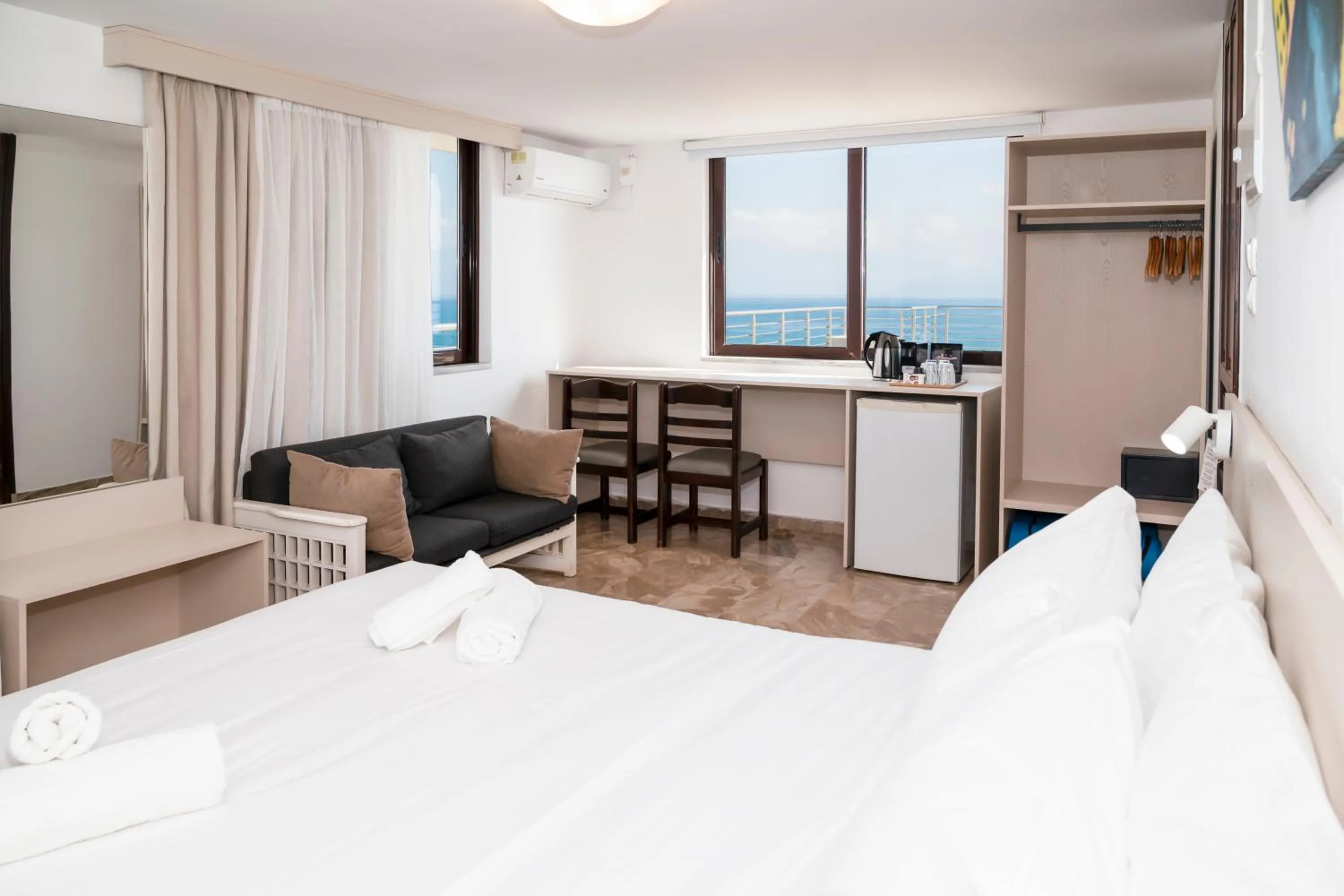 Photo of the whole room, Bed in Argo Rooms-Papadakis