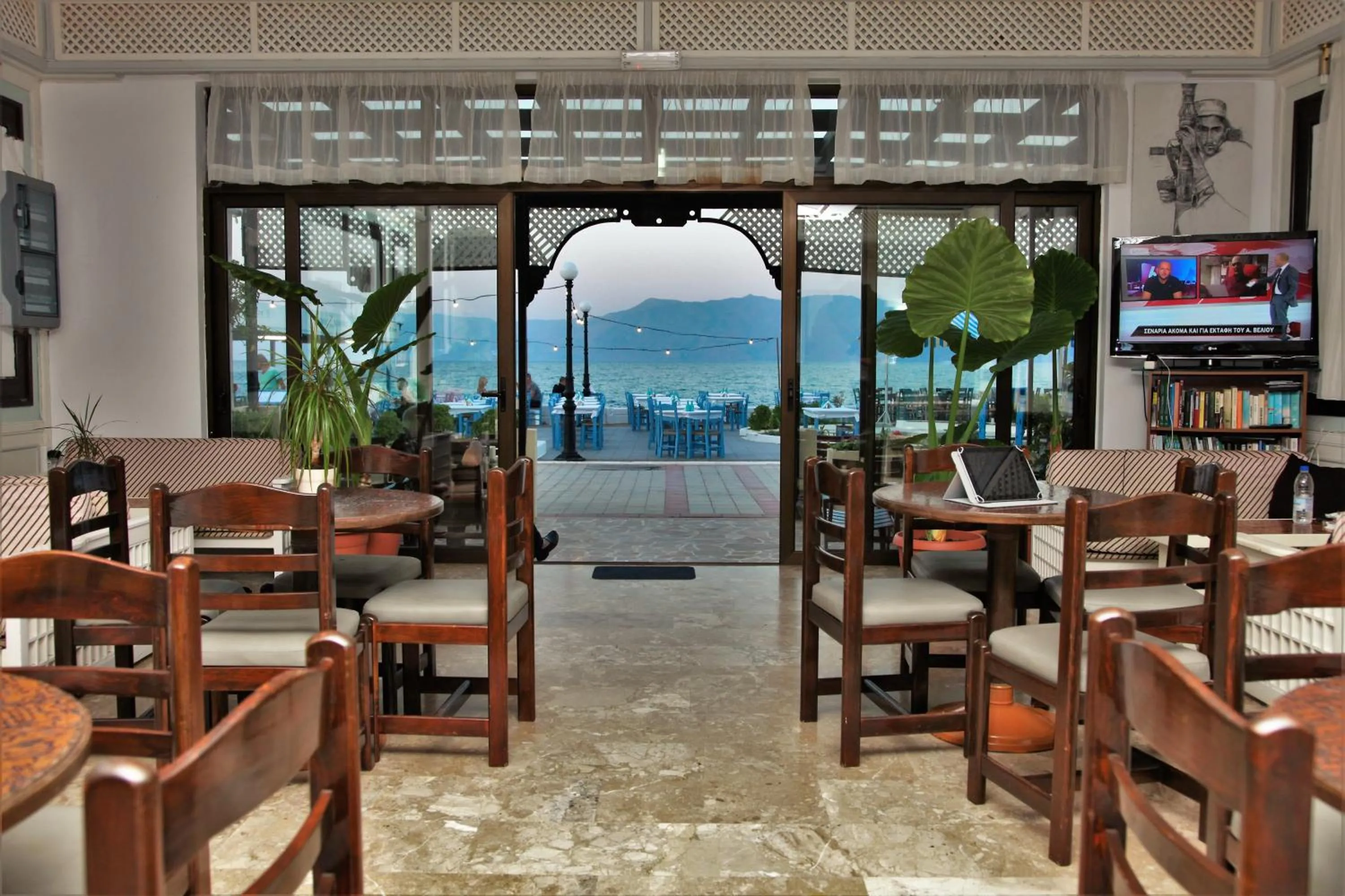 Communal lounge/ TV room in Argo Rooms-Papadakis