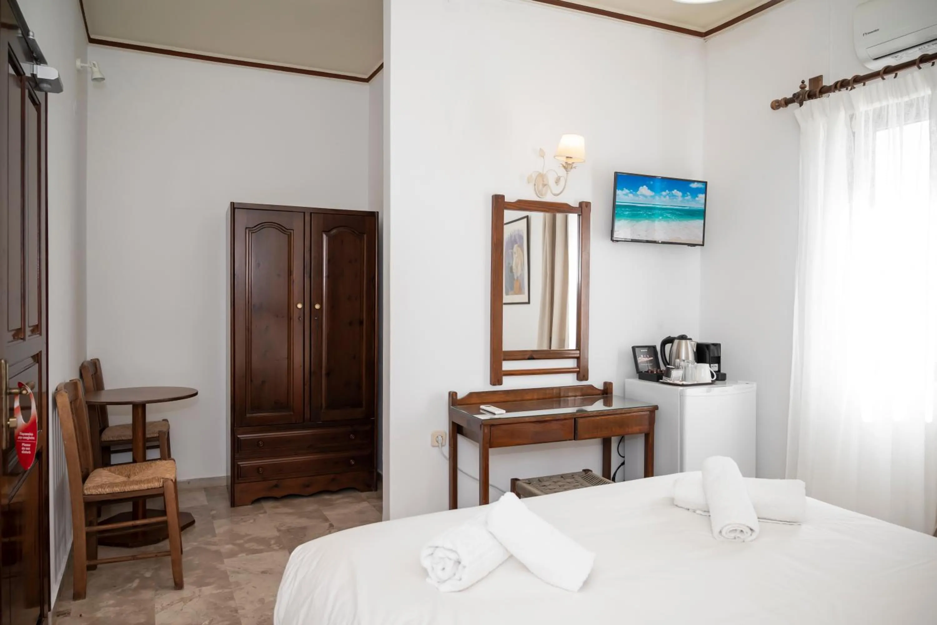 Photo of the whole room, Bed in Argo Rooms-Papadakis