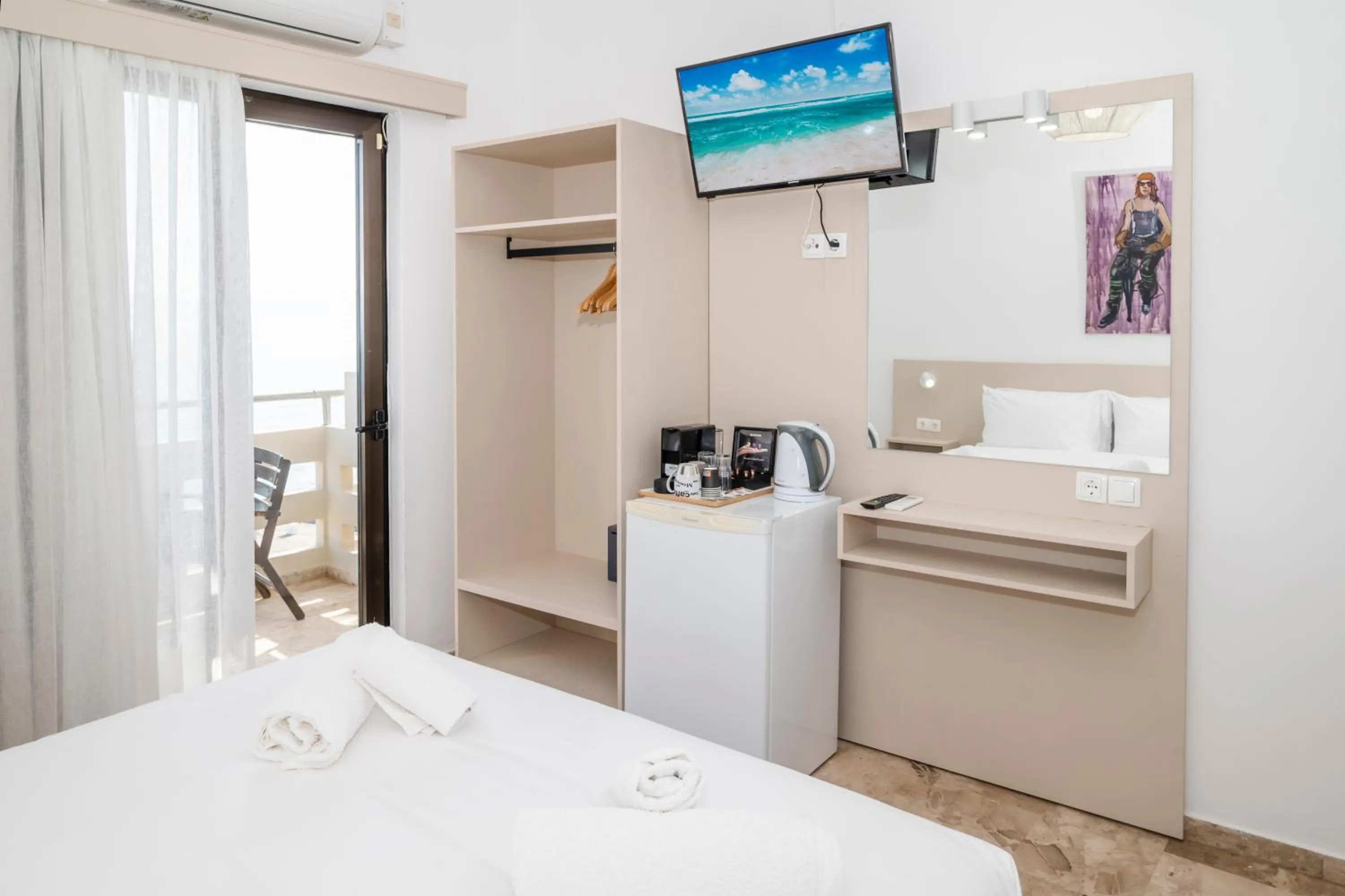 Photo of the whole room, Bed in Argo Rooms-Papadakis