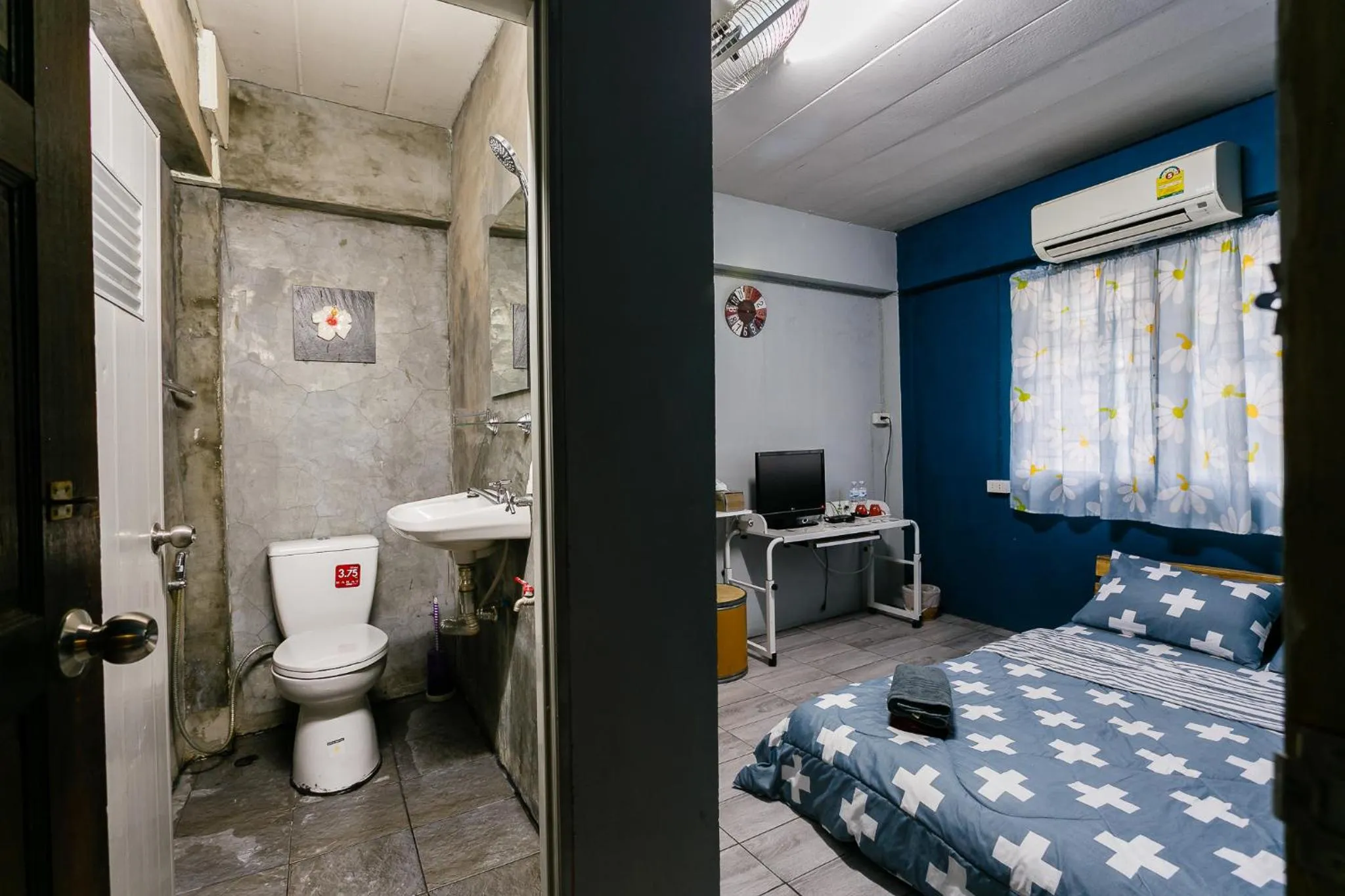 Bathroom, Bed in Malai Place Lampang