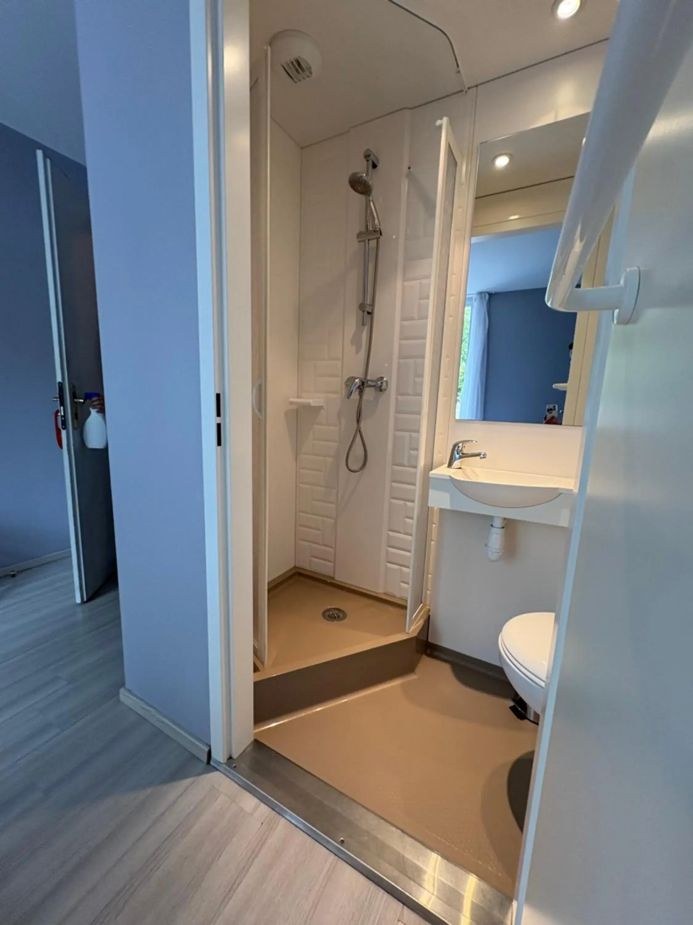 Budget Double Room in Hôtel Le Bellevue Budget Double Room in Hôtel Le Bellevue