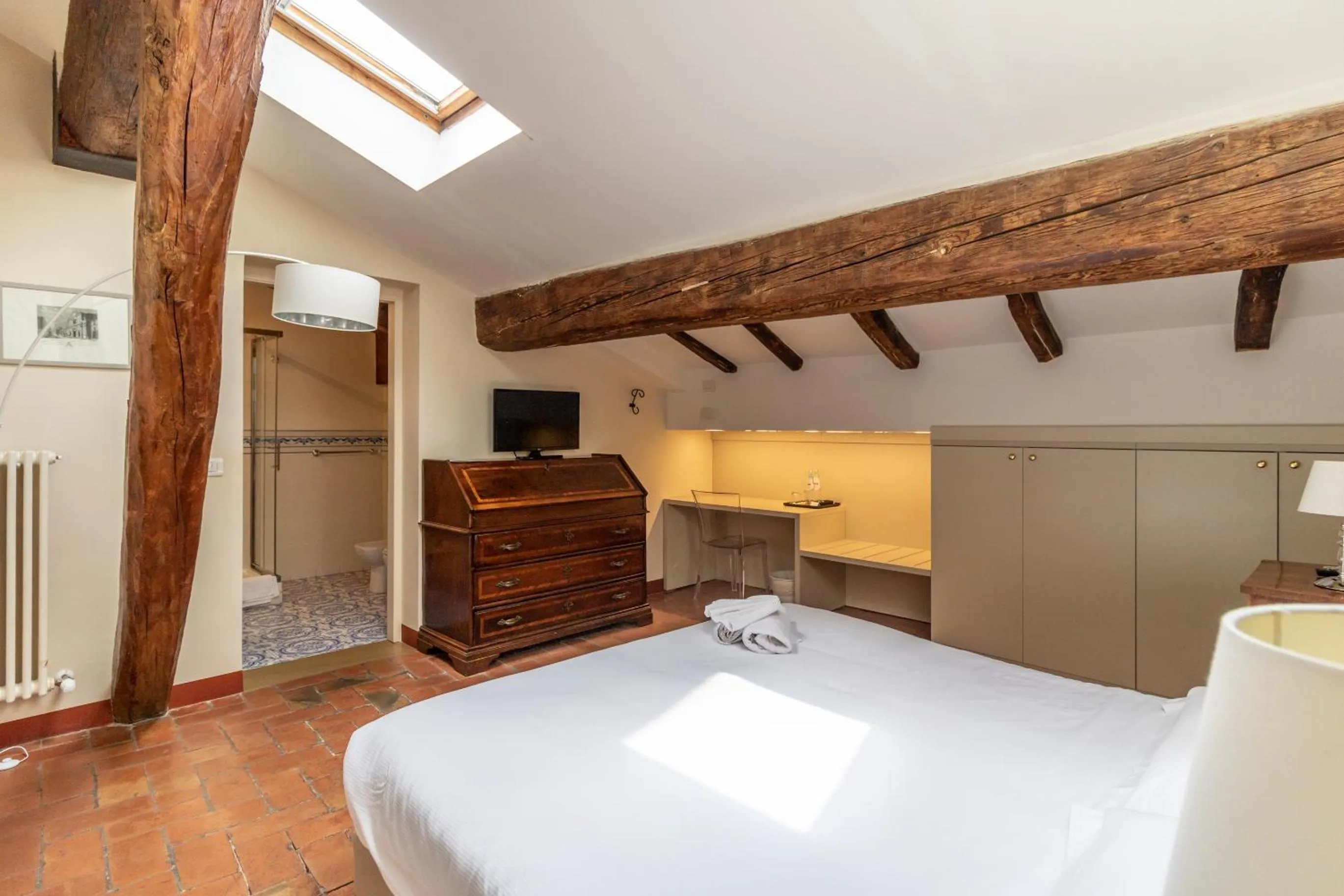 Bed in Casa Isolani Charms Rooms Santo Stefano