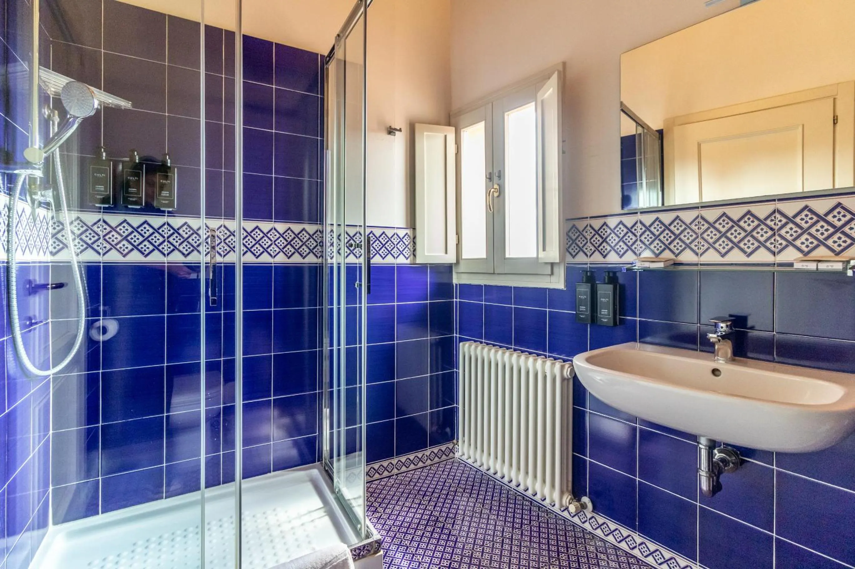 Bathroom in Casa Isolani Charms Rooms Santo Stefano