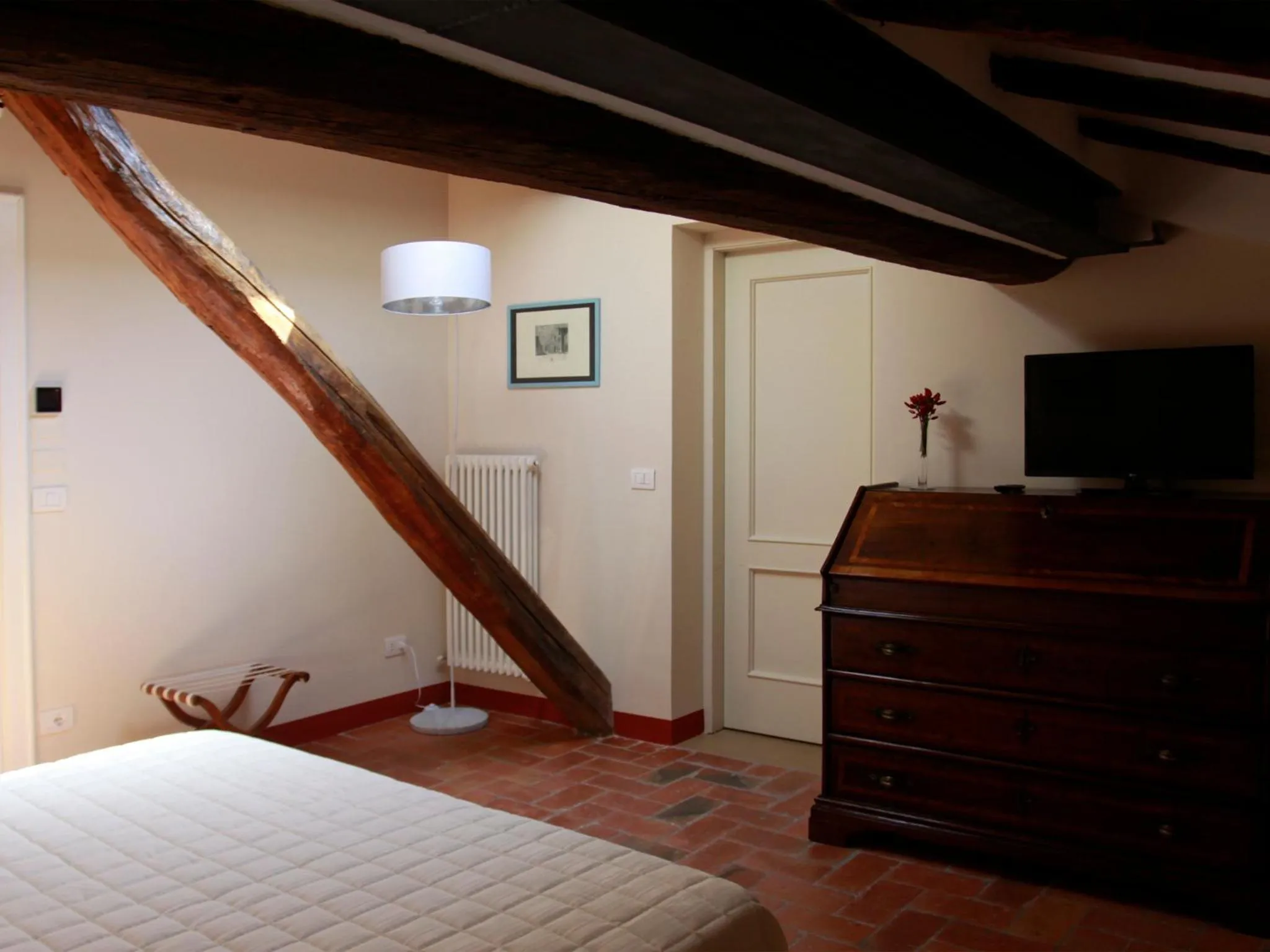 Photo of the whole room, Bed in Casa Isolani Charms Rooms Santo Stefano