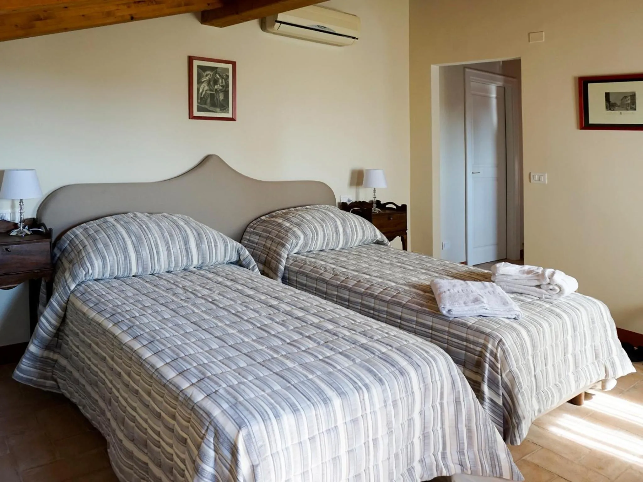 Bed in Casa Isolani Charms Rooms Santo Stefano