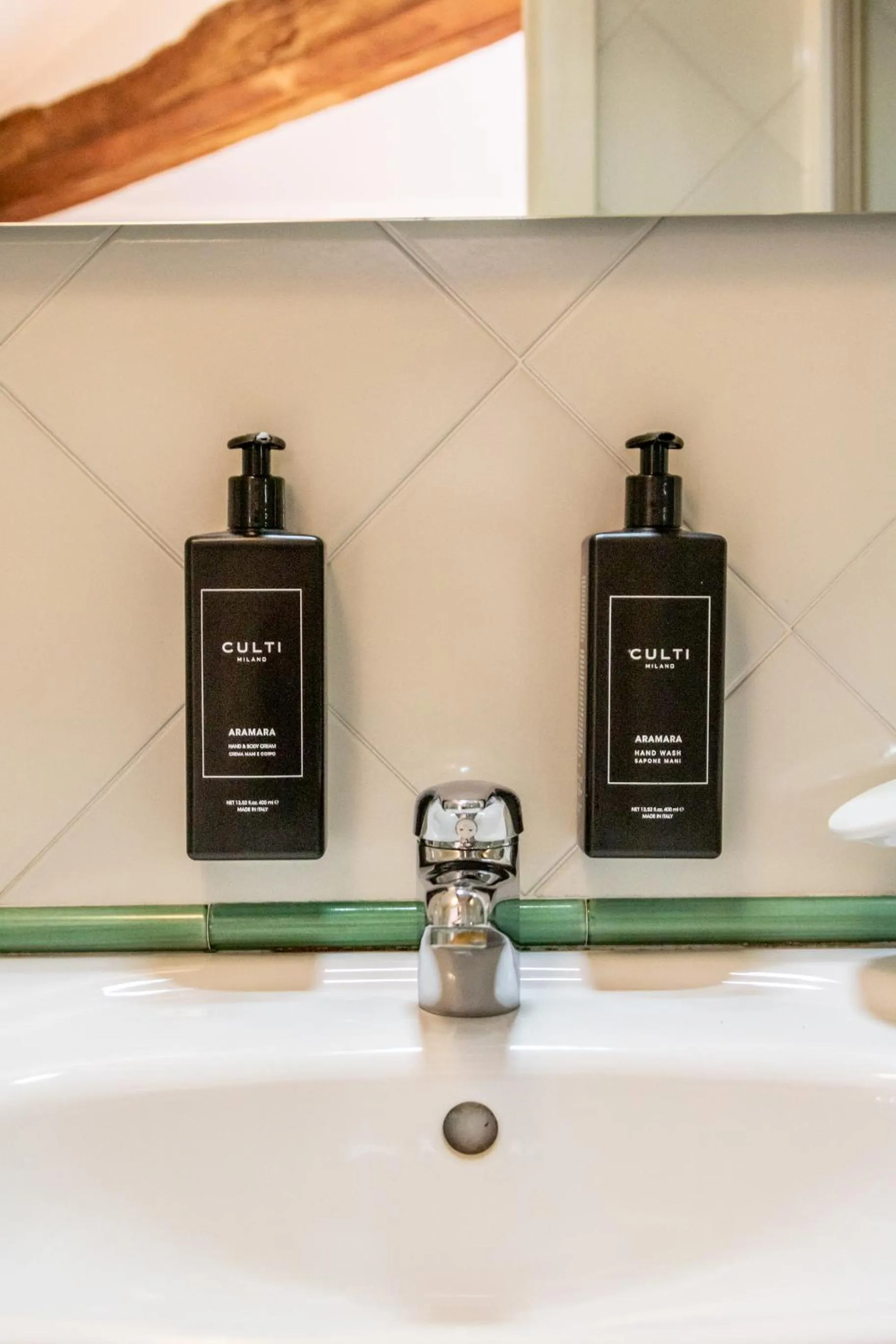 Bathroom in Casa Isolani Charms Rooms Santo Stefano