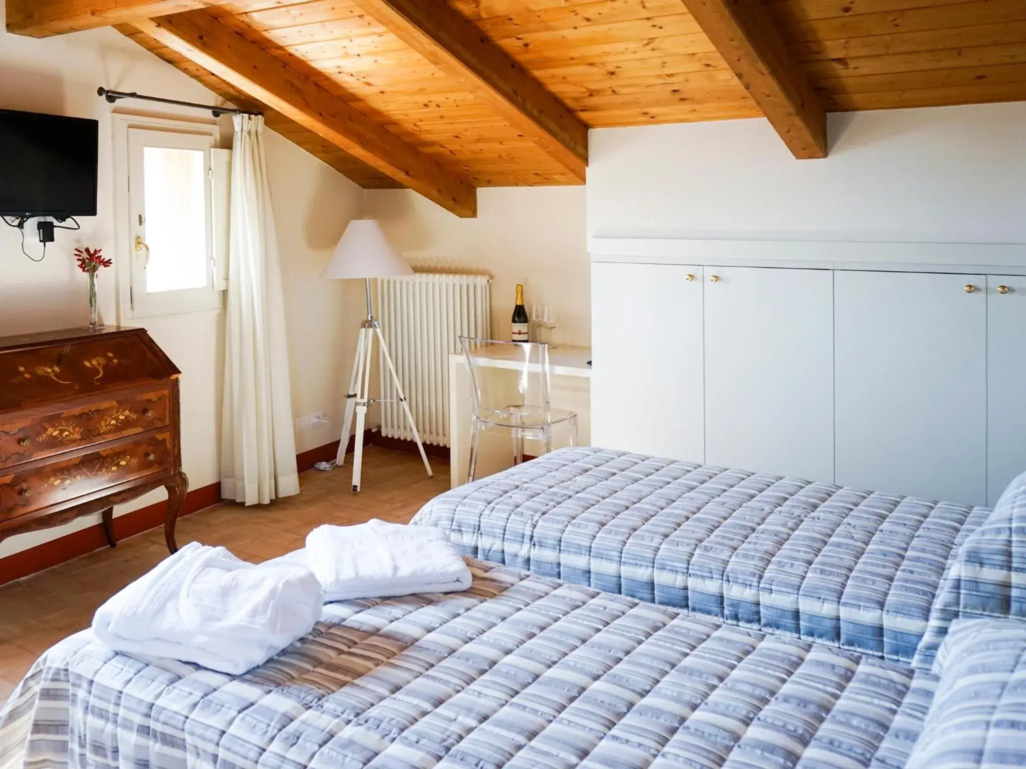 Triple Room in Casa Isolani Guest House Santo Stefano Triple Room in Casa Isolani Guest House Santo Stefano