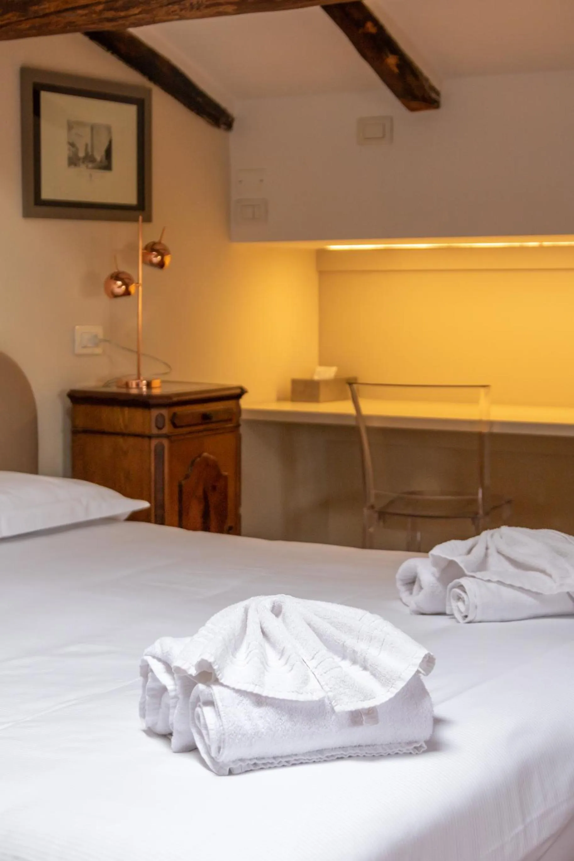 towels, Bed in Casa Isolani Charms Rooms Santo Stefano