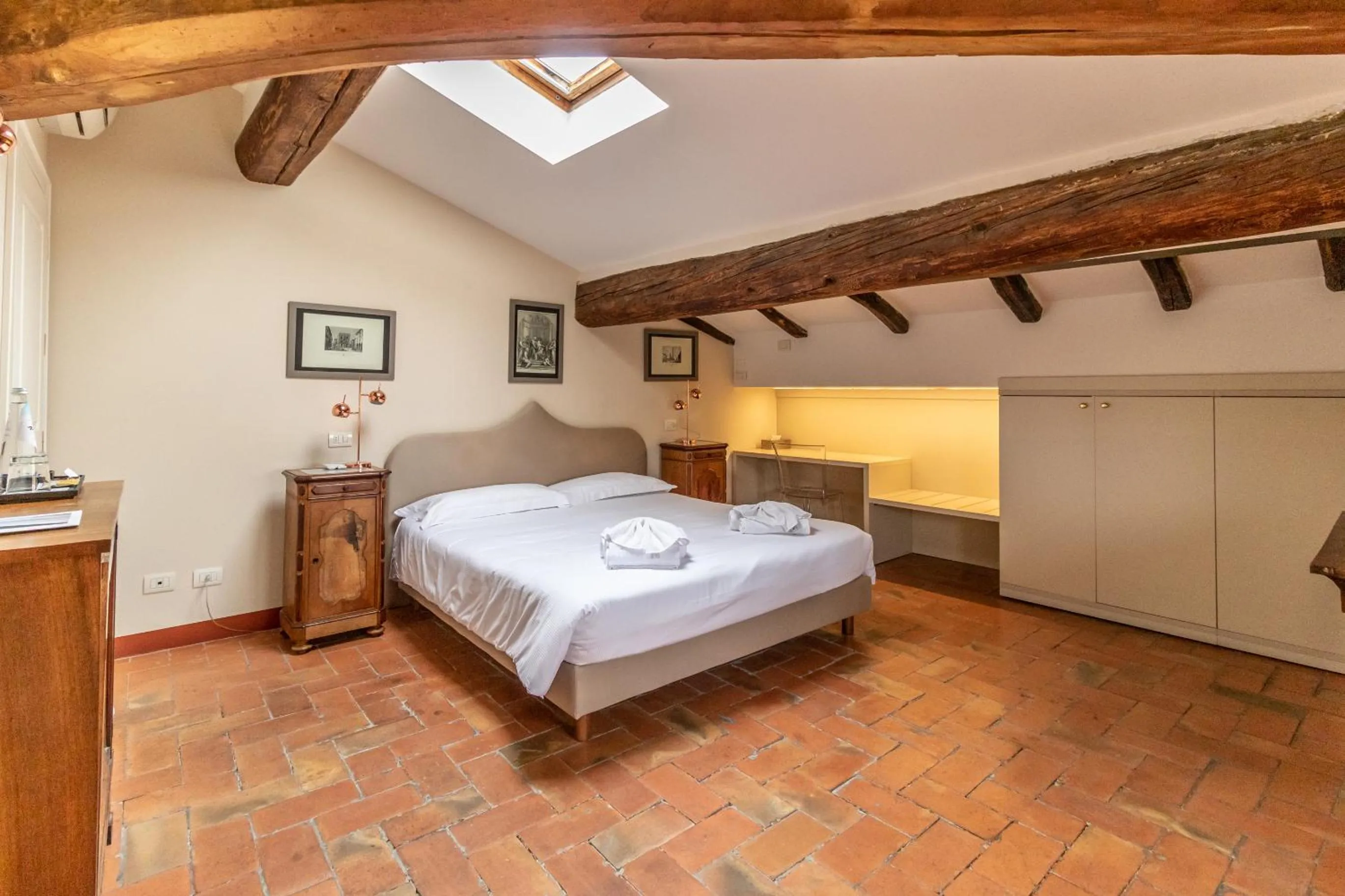 Photo of the whole room, Bed in Casa Isolani Charms Rooms Santo Stefano