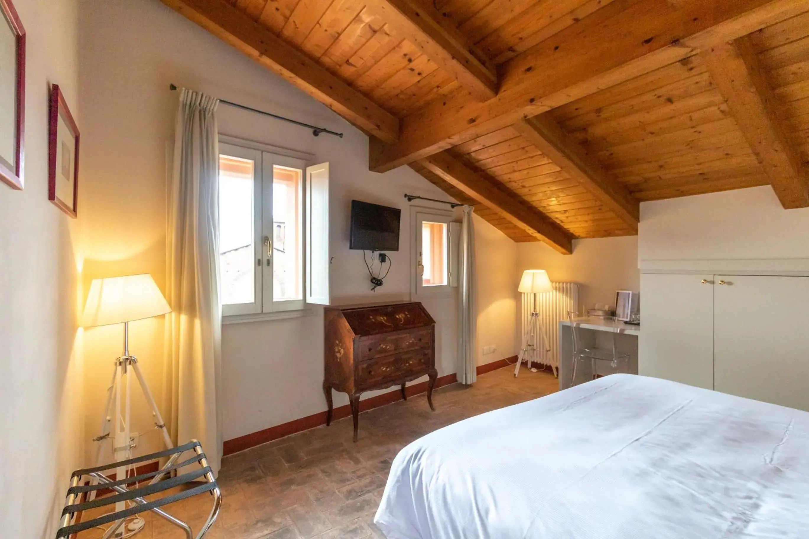 Triple Room in Casa Isolani Guest House Santo Stefano Triple Room in Casa Isolani Guest House Santo Stefano
