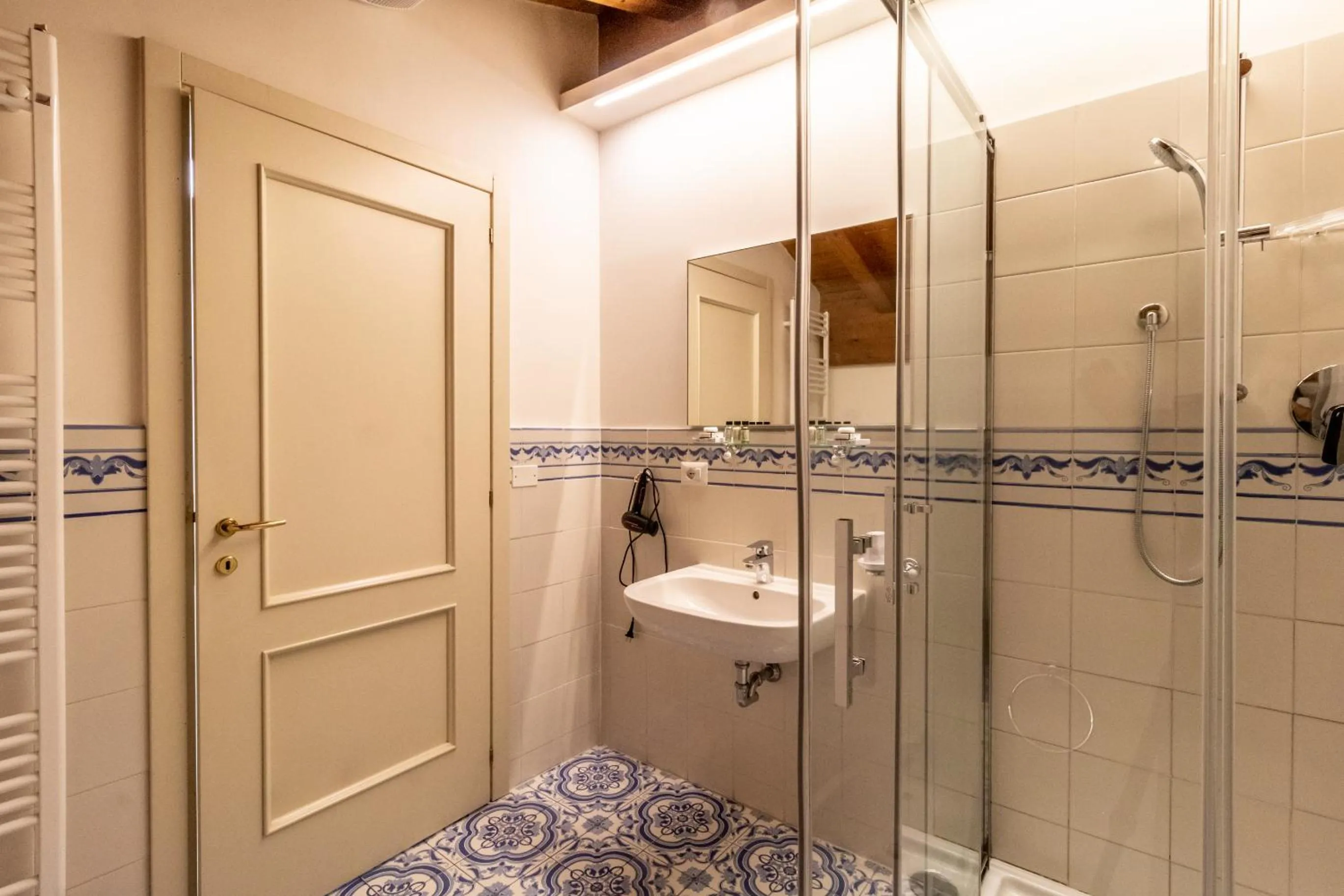 Bathroom in Casa Isolani Charms Rooms Santo Stefano