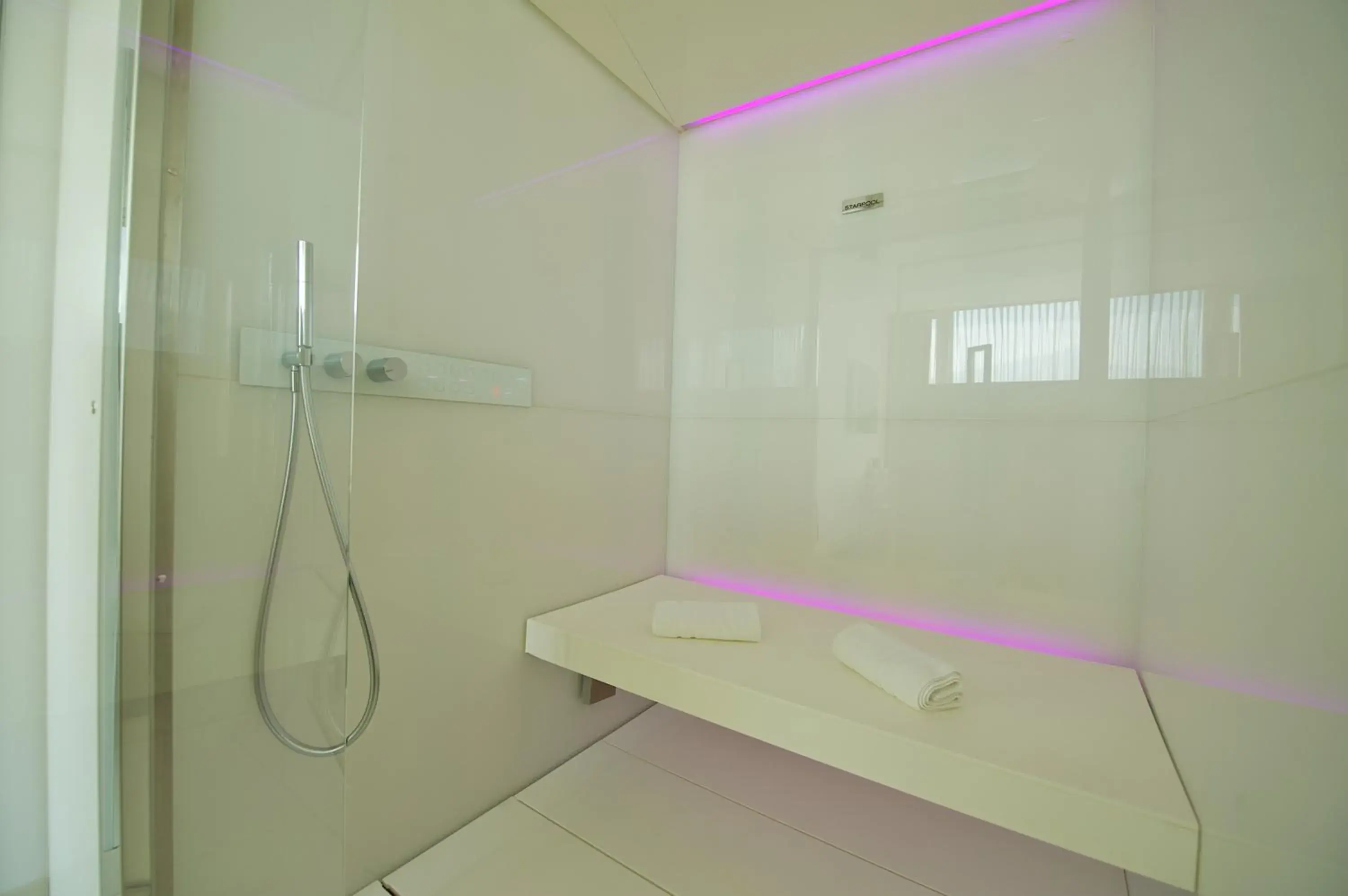 Bathroom in Mercure Nerocubo Rovereto Bathroom in Mercure Nerocubo Rovereto
