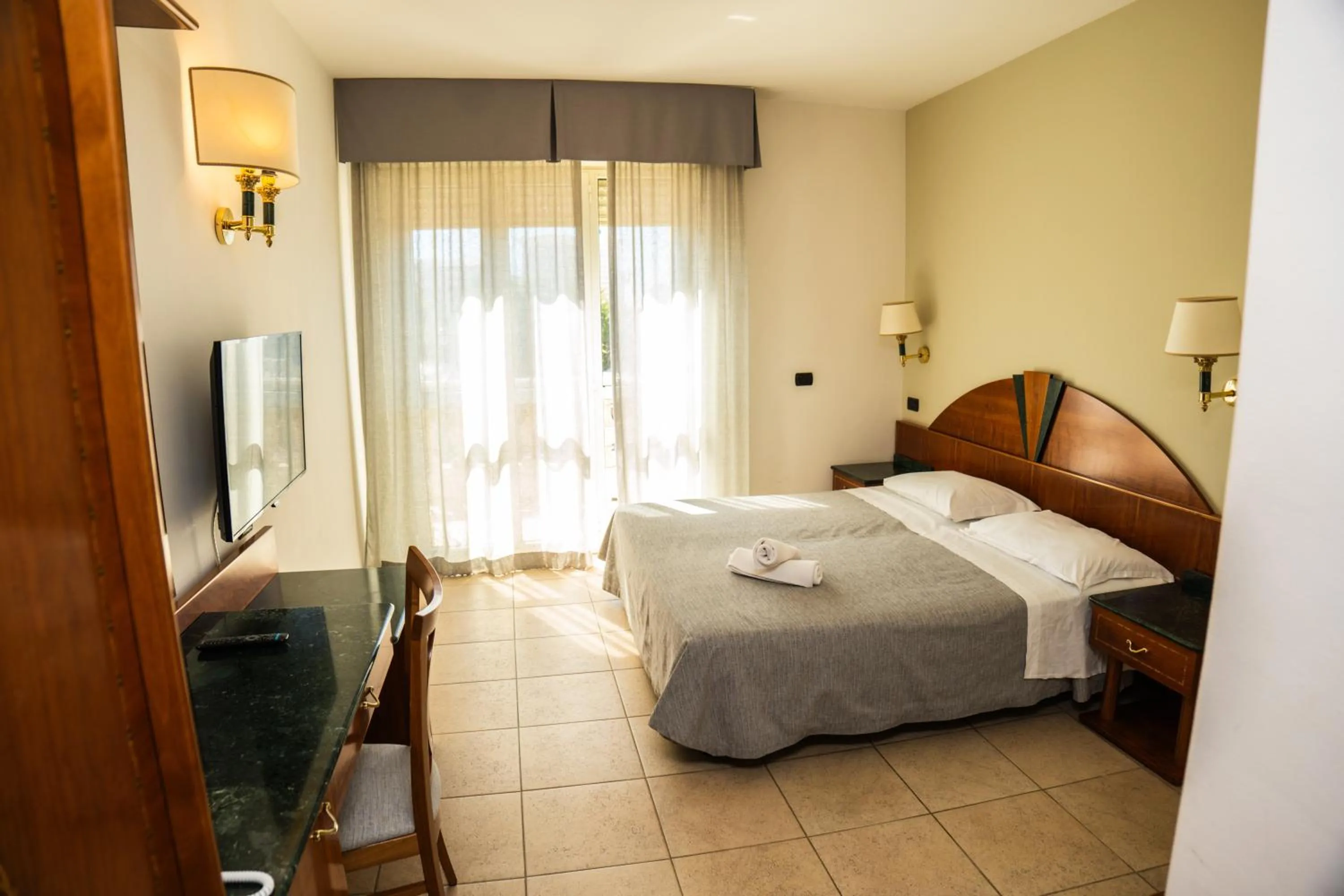 Bedroom, Bed in San Giovanni Rotondo Palace - Alihotels