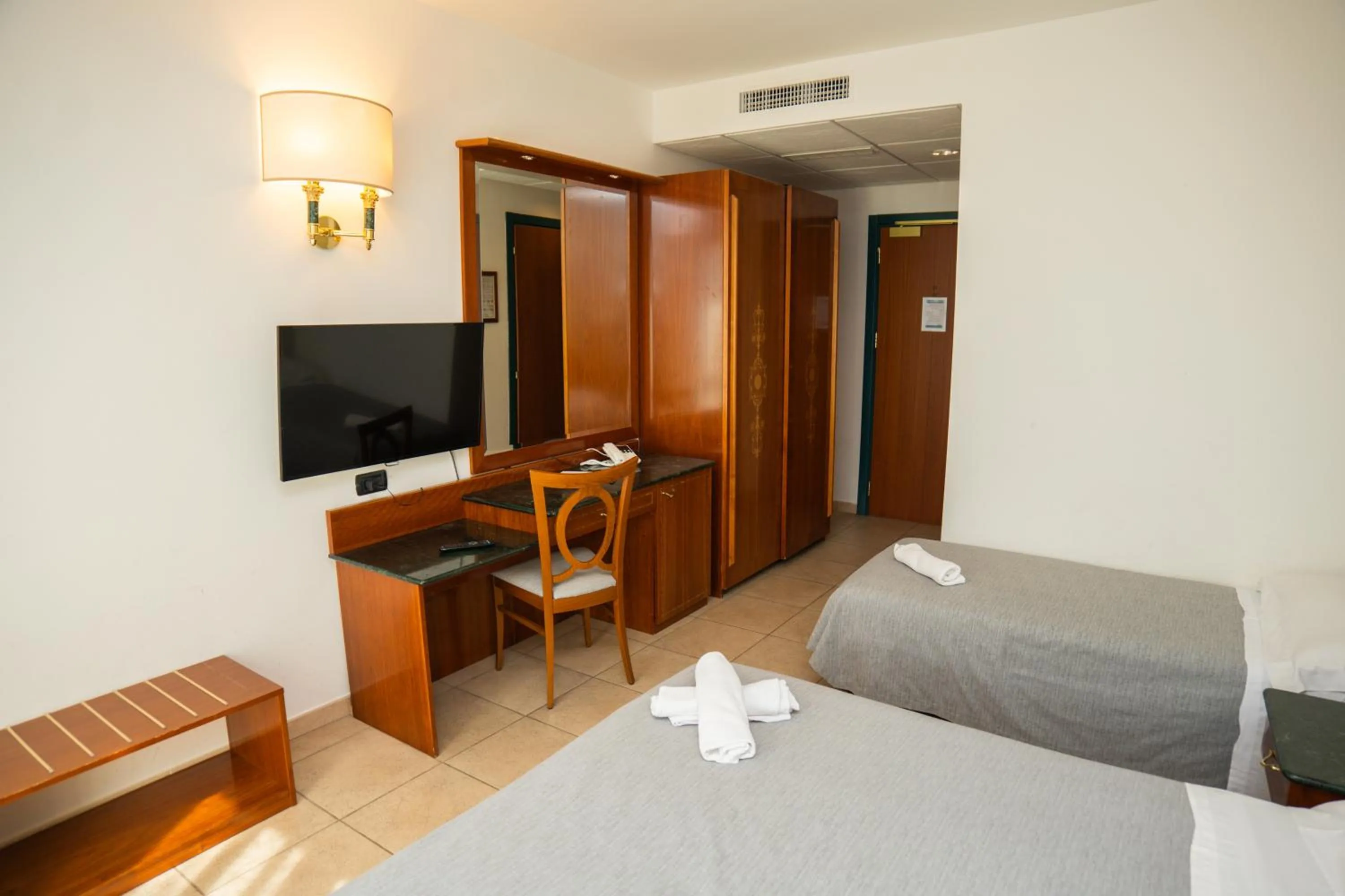 Photo of the whole room, Bed in San Giovanni Rotondo Palace - Alihotels