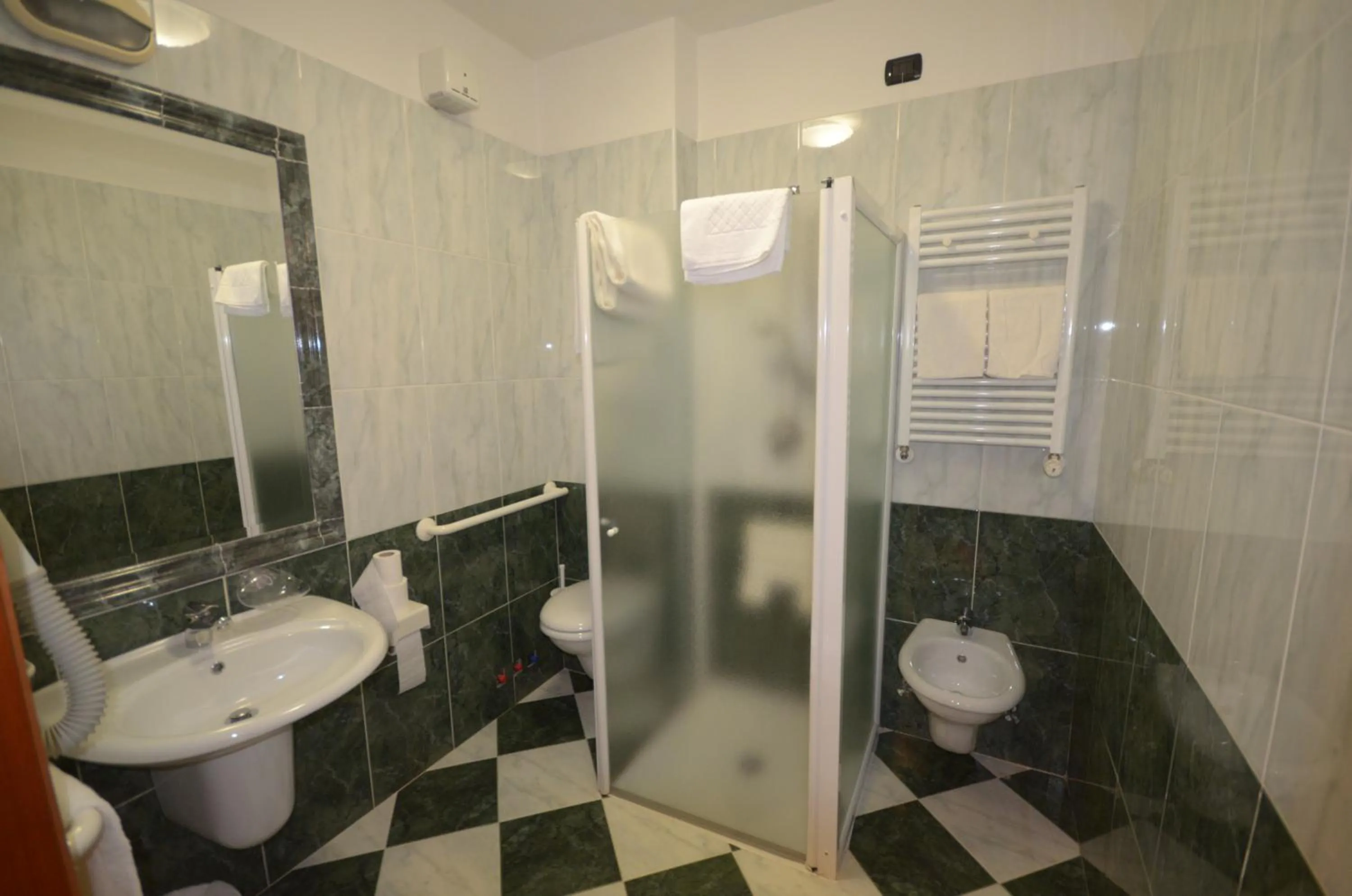 Bathroom in San Giovanni Rotondo Palace - Alihotels