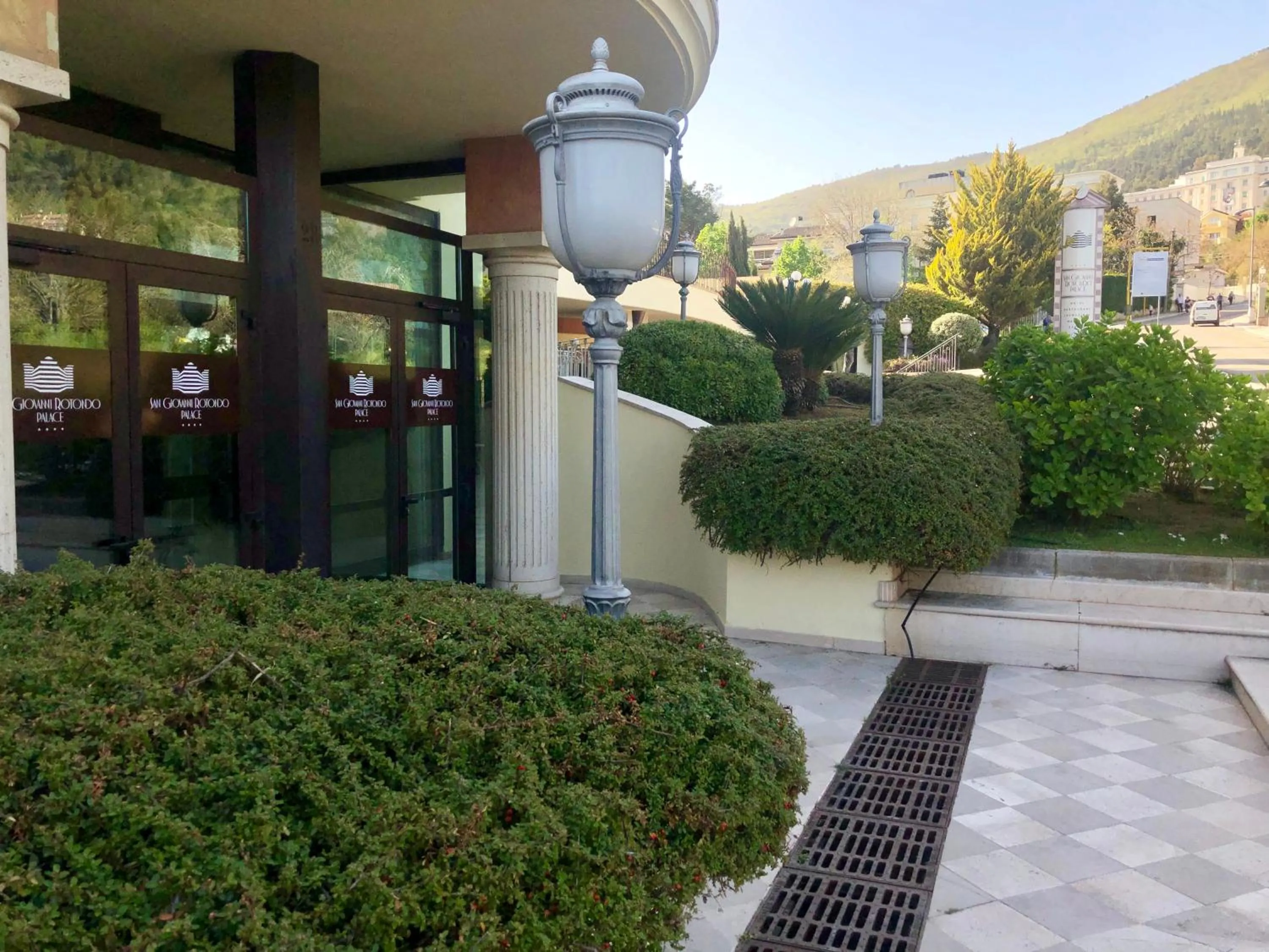 Facade/entrance in San Giovanni Rotondo Palace - Alihotels