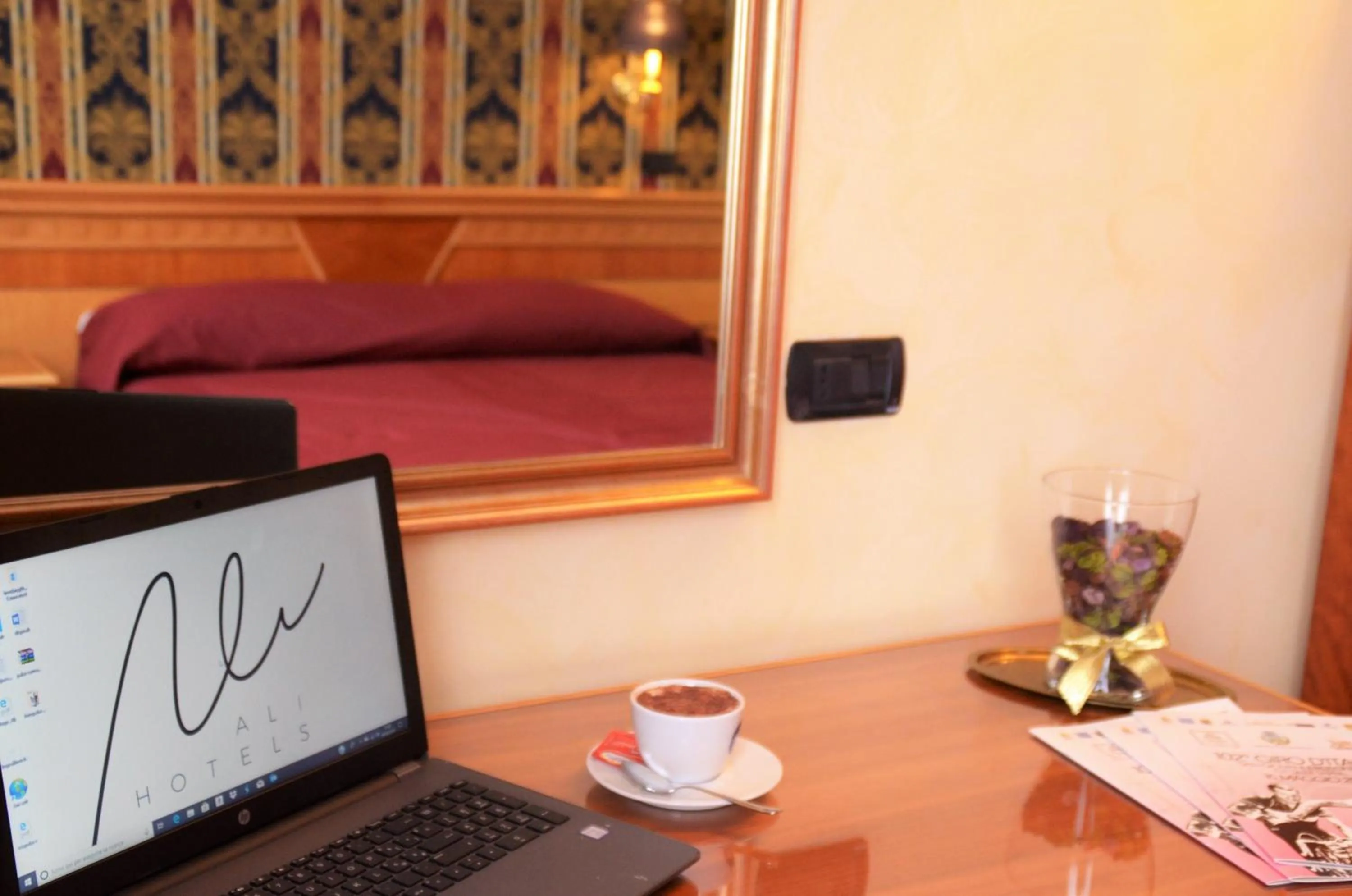 TV and multimedia in San Giovanni Rotondo Palace - Alihotels