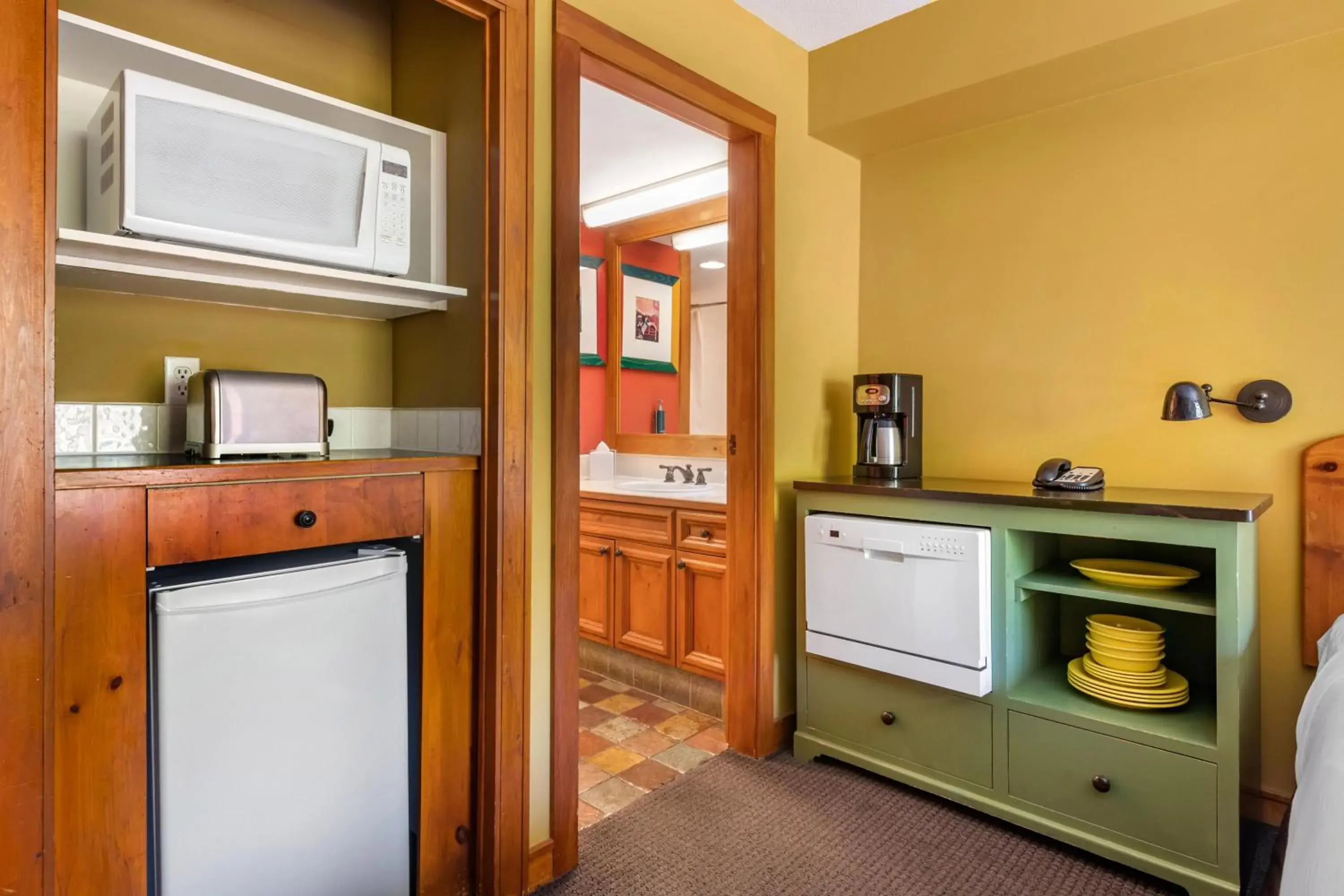 minibar, Kitchen/Kitchenette in Hilton Grand Vacations Club Whistler