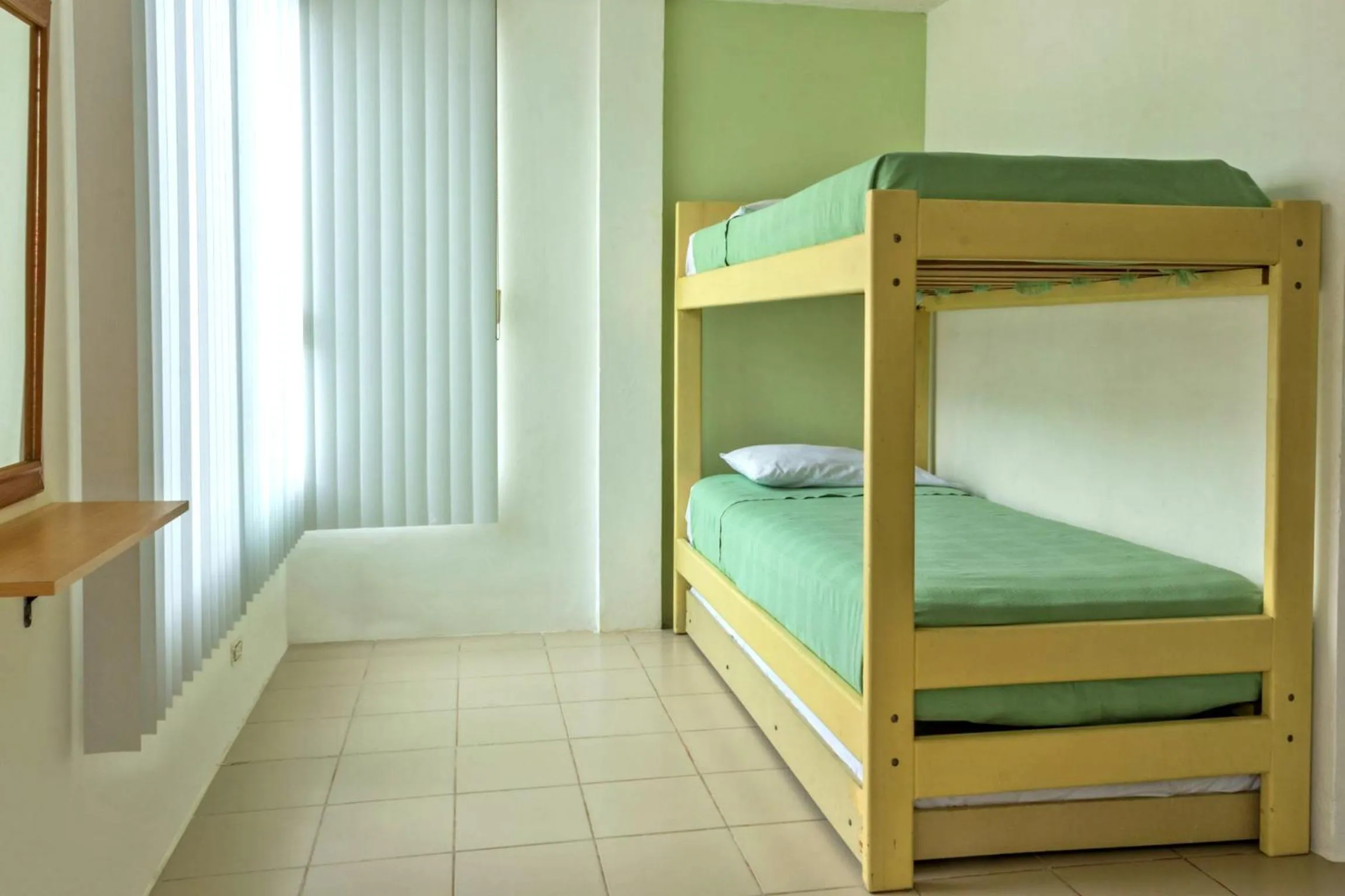 Photo of the whole room, Bed in Oceanic Lodge