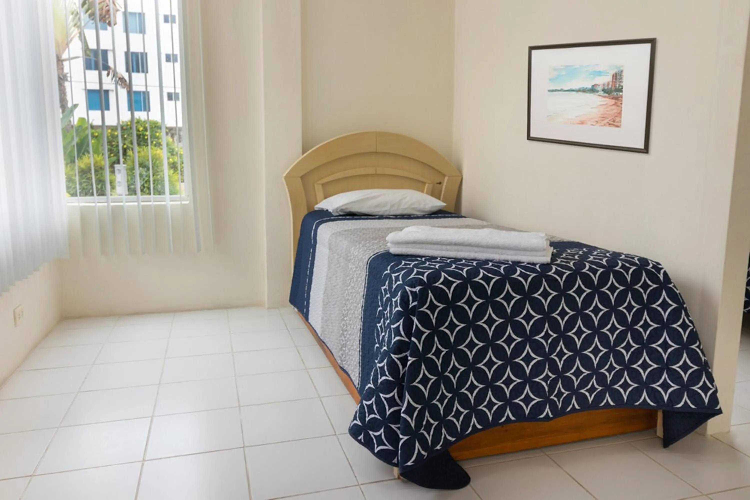 Photo of the whole room, Bed in Oceanic Lodge