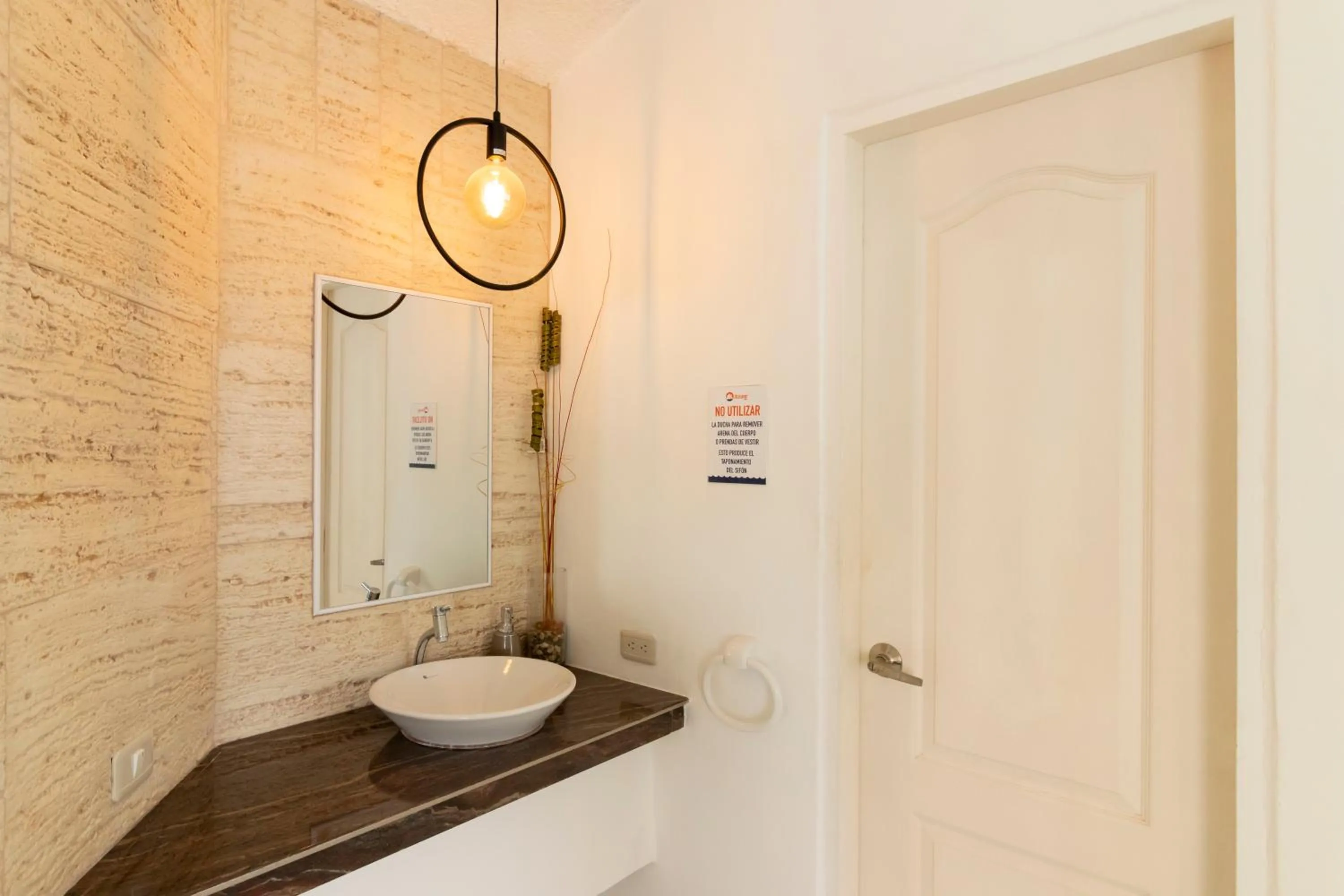 Bathroom in Oceanic Lodge