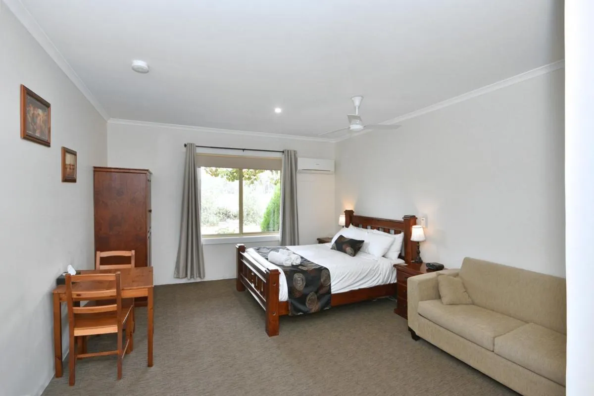 Bed in Inglewood Motel and Caravan Park Victoria