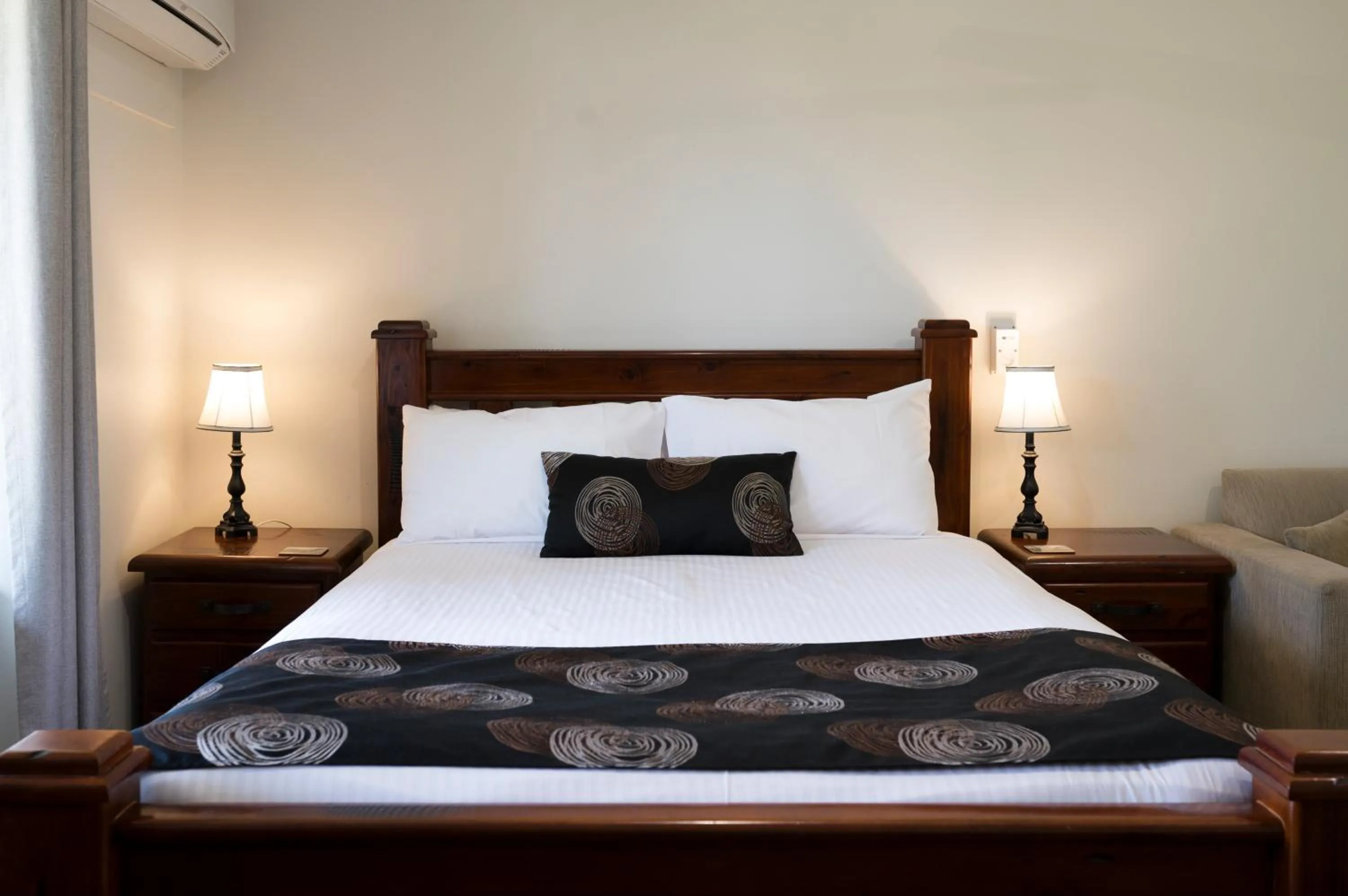 Bed in Inglewood Motel and Caravan Park Victoria