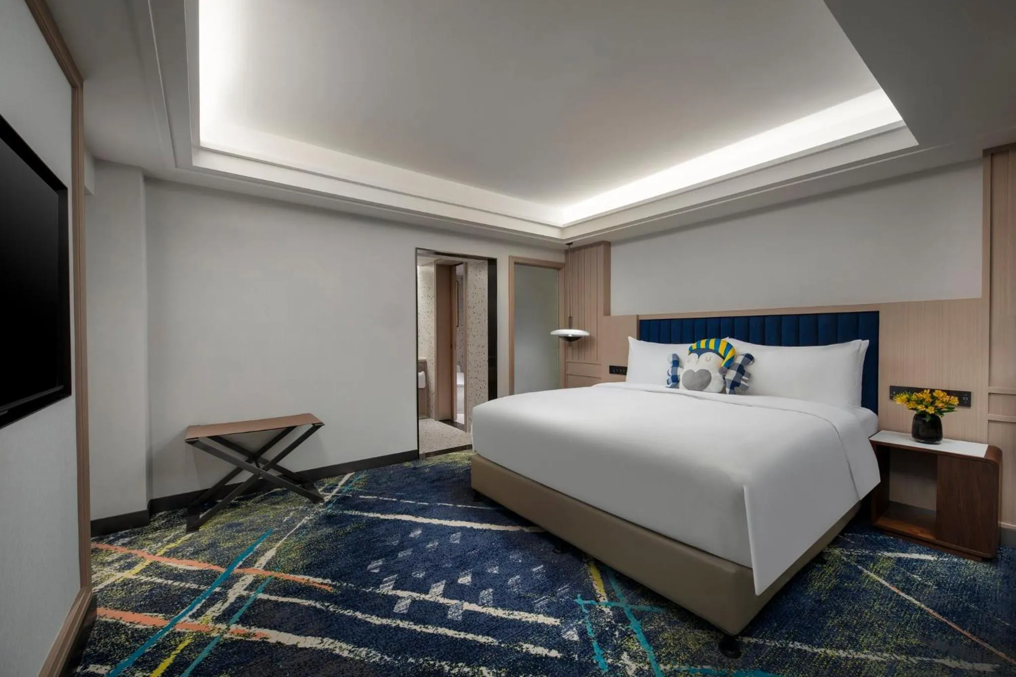 Photo of the whole room, Bed in voco Shanghai Zhangjiang by IHG - Free shuttle to Disneyland