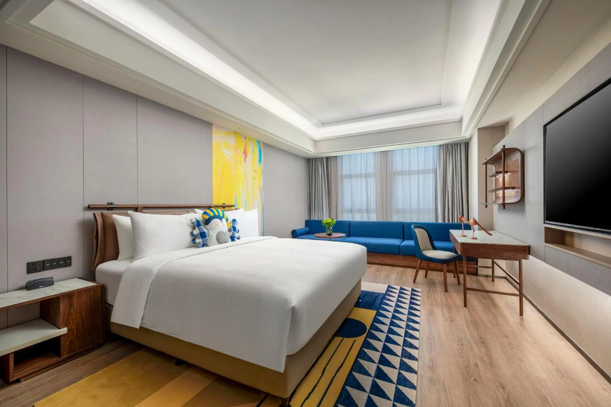 Photo of the whole room, Bed in voco Shanghai Zhangjiang by IHG - Free shuttle to Disneyland