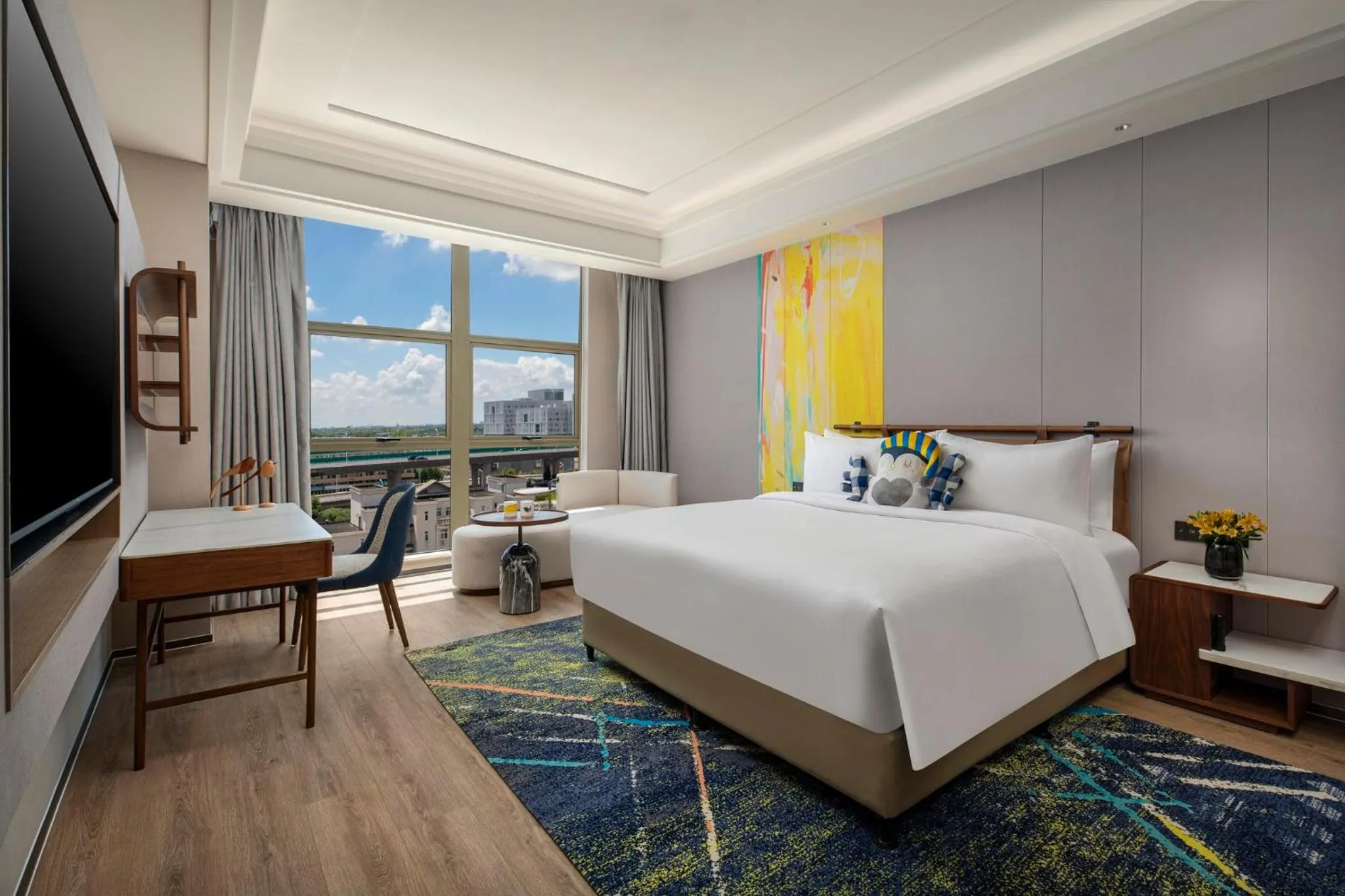 Photo of the whole room, Bed in voco Shanghai Zhangjiang by IHG - Free shuttle to Disneyland