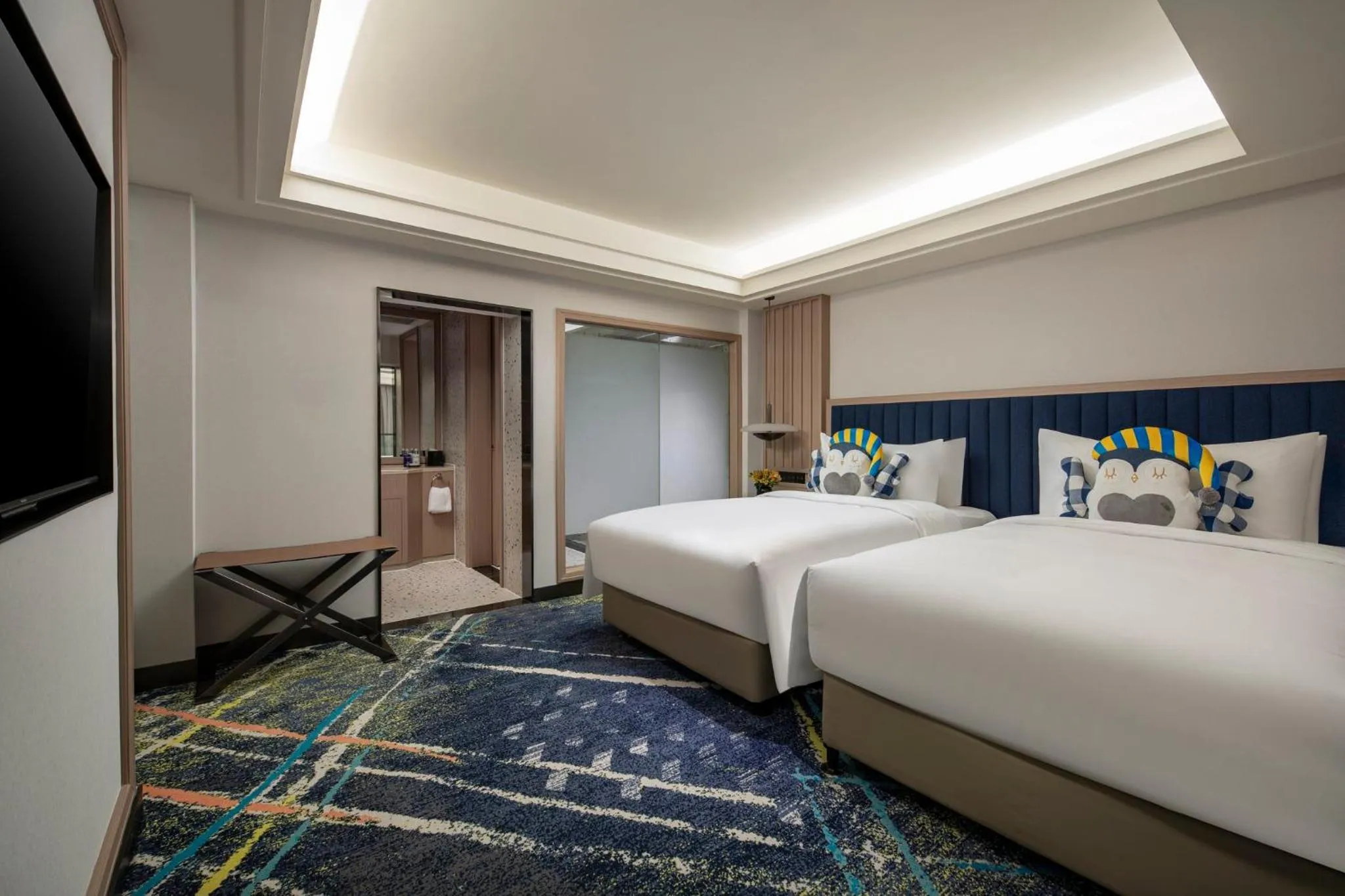 Photo of the whole room, Bed in voco Shanghai Zhangjiang by IHG - Free shuttle to Disneyland