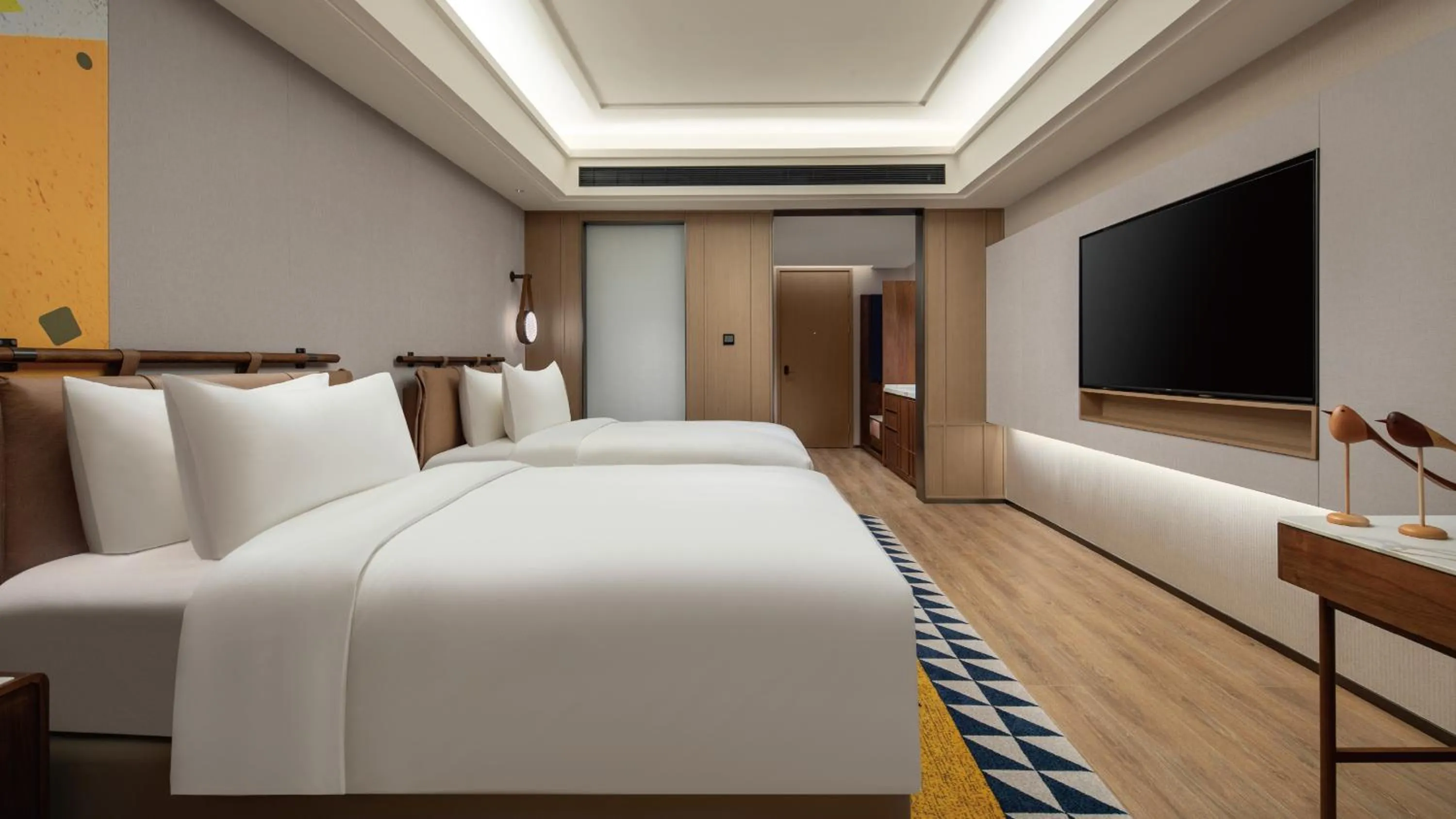 Photo of the whole room, Bed in voco Shanghai Zhangjiang by IHG - Free shuttle to Disneyland