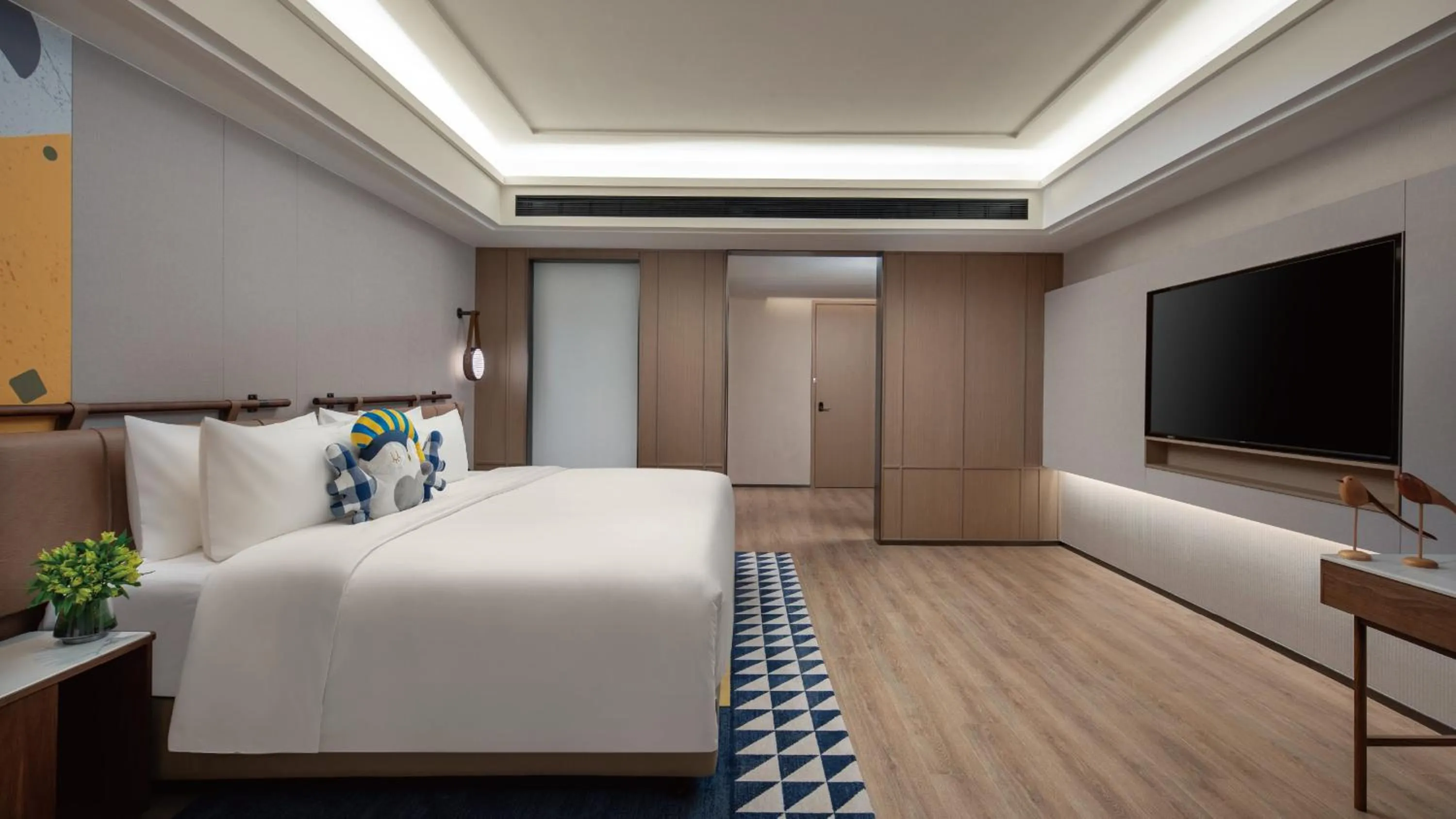 Photo of the whole room, Bed in voco Shanghai Zhangjiang by IHG - Free shuttle to Disneyland