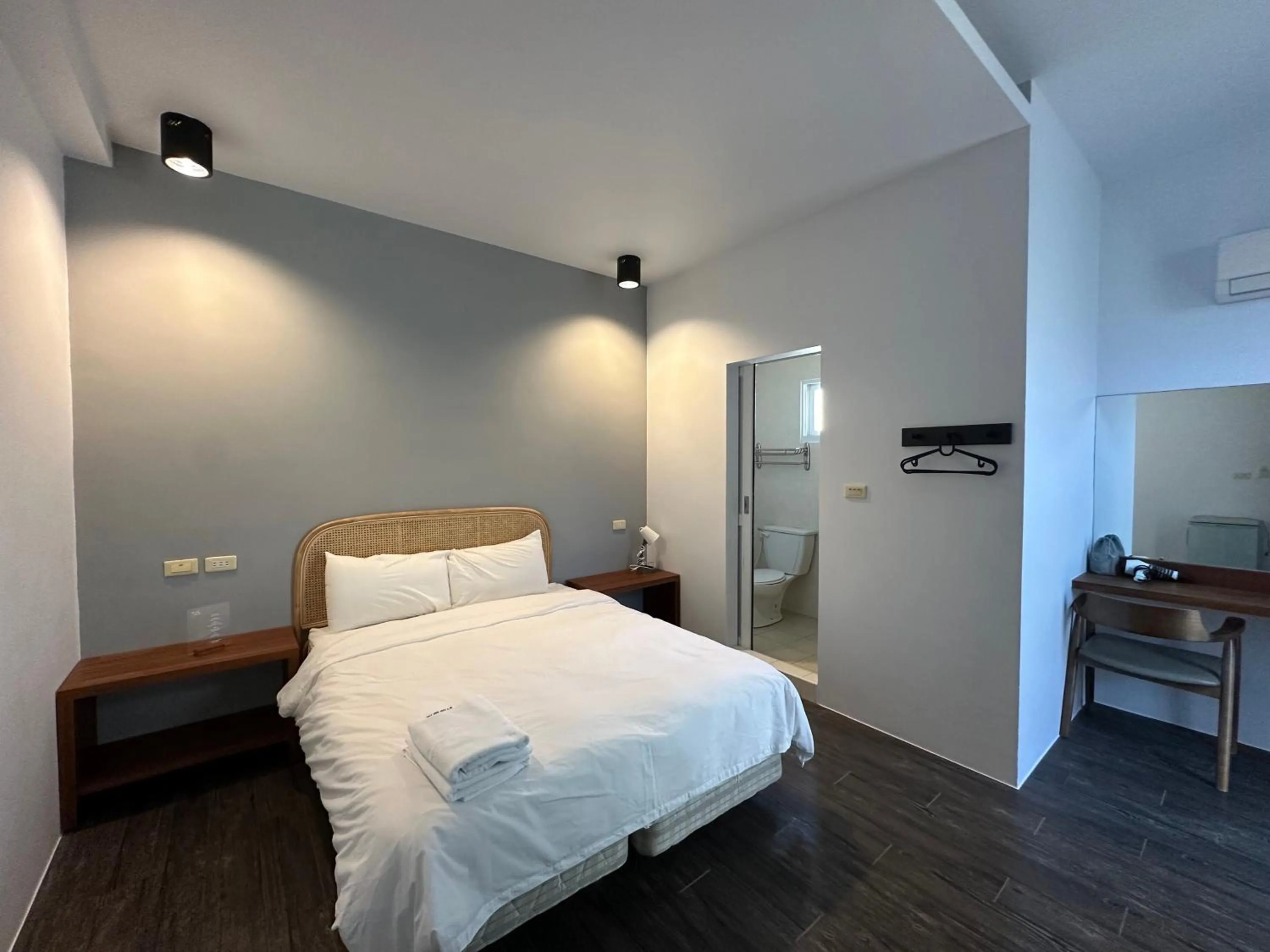 Photo of the whole room, Bed in Snore Inn